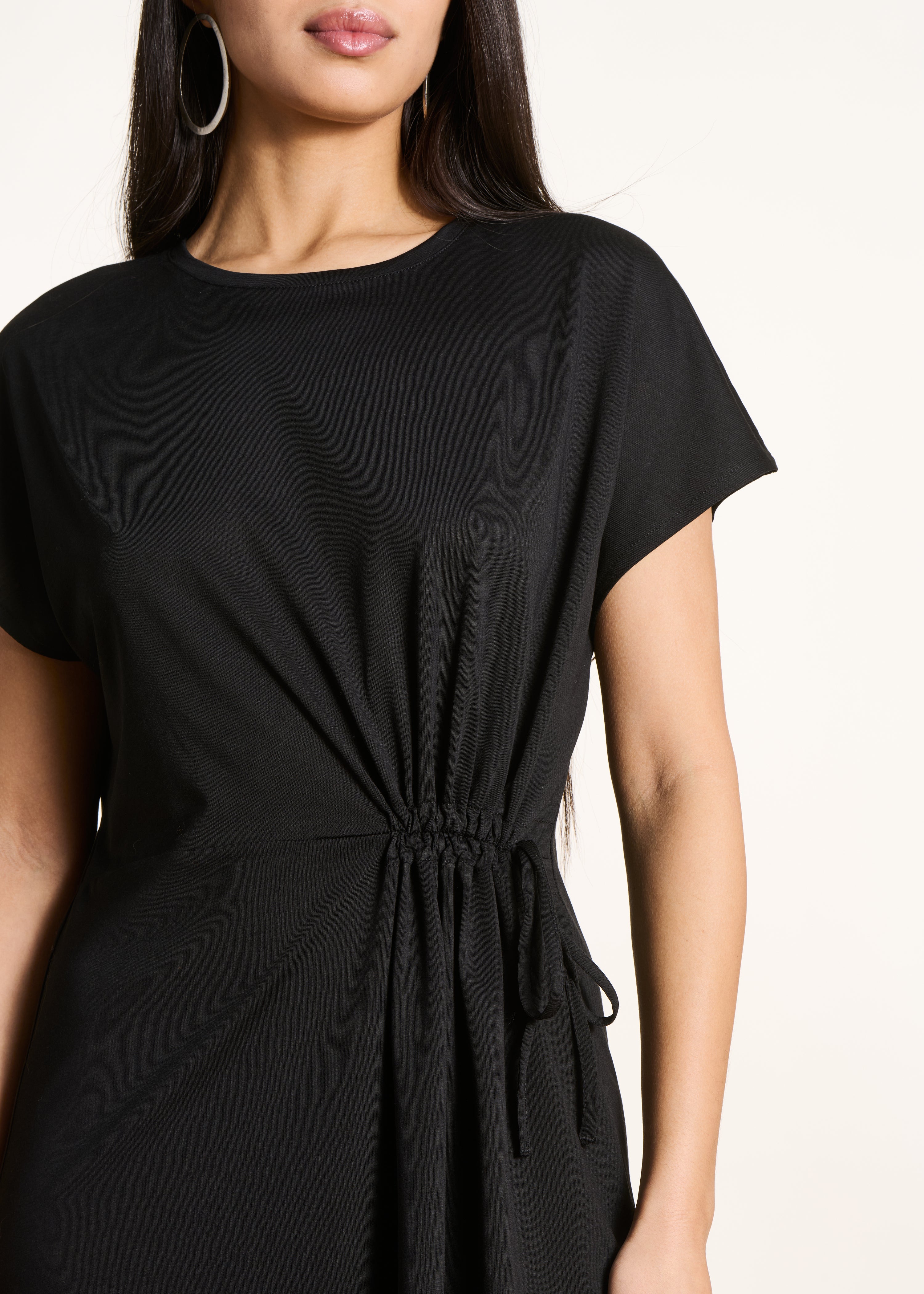 Schwarzes, kurz geschnittenes, fließendes Kleid mit kurzen Ärmeln