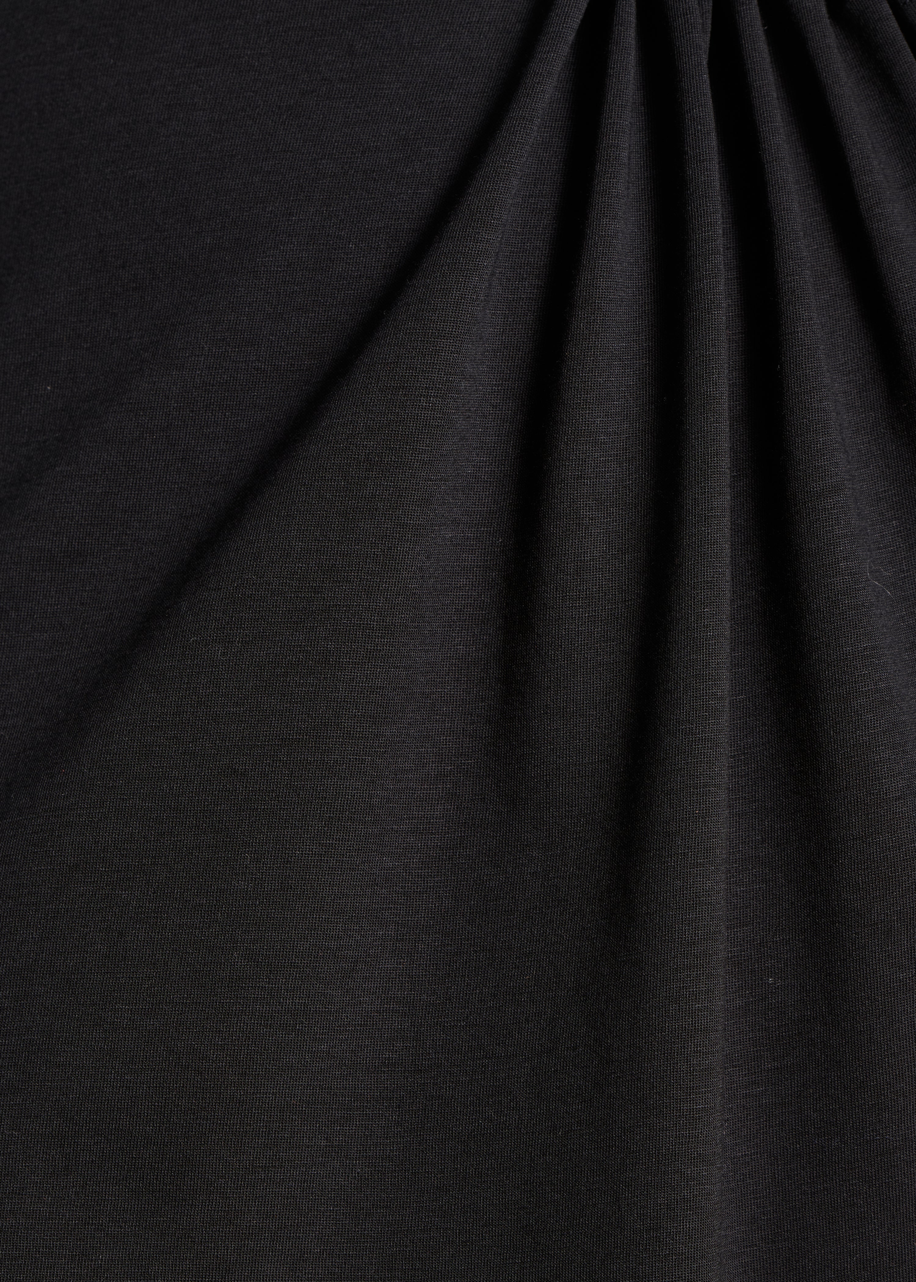 Schwarzes, kurz geschnittenes, fließendes Kleid mit kurzen Ärmeln