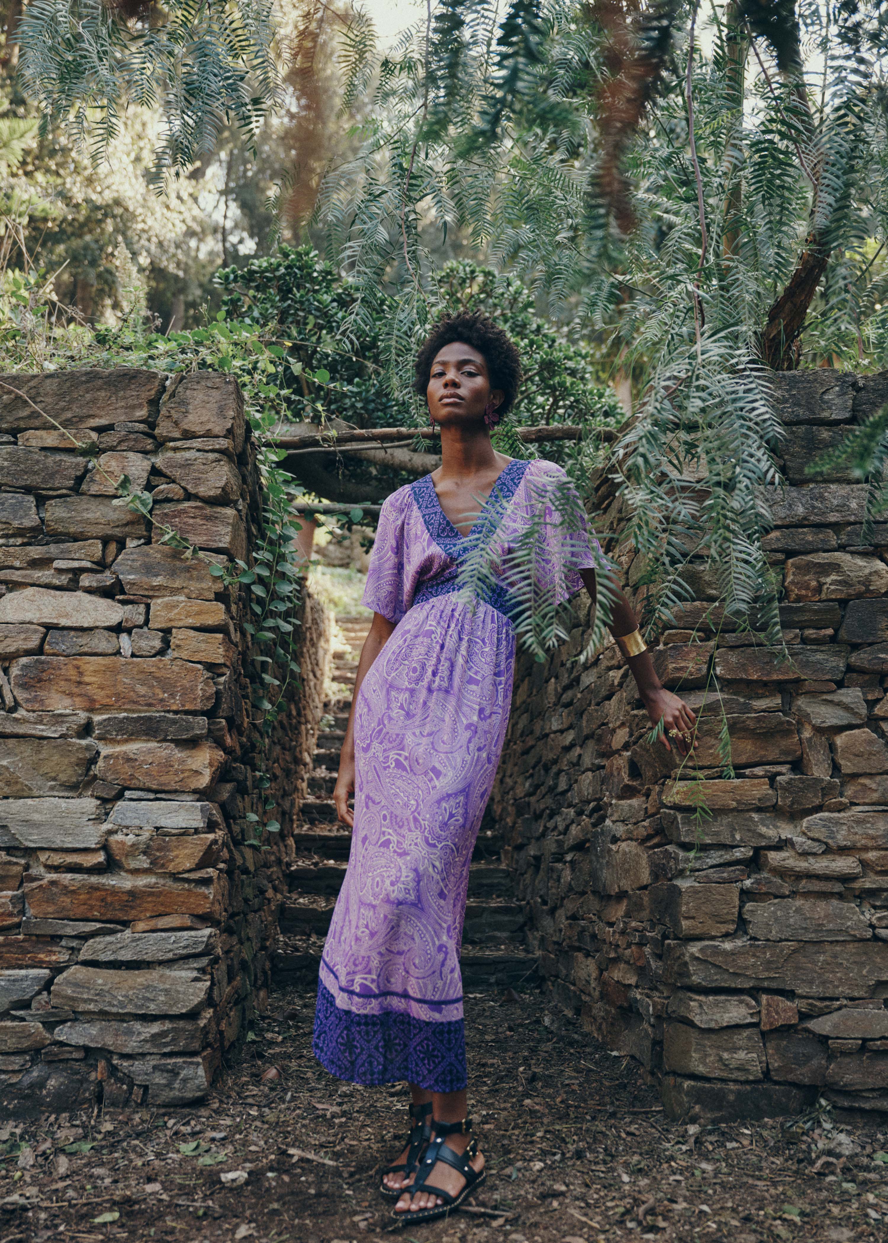 Robe longue en voile violet à imprimé