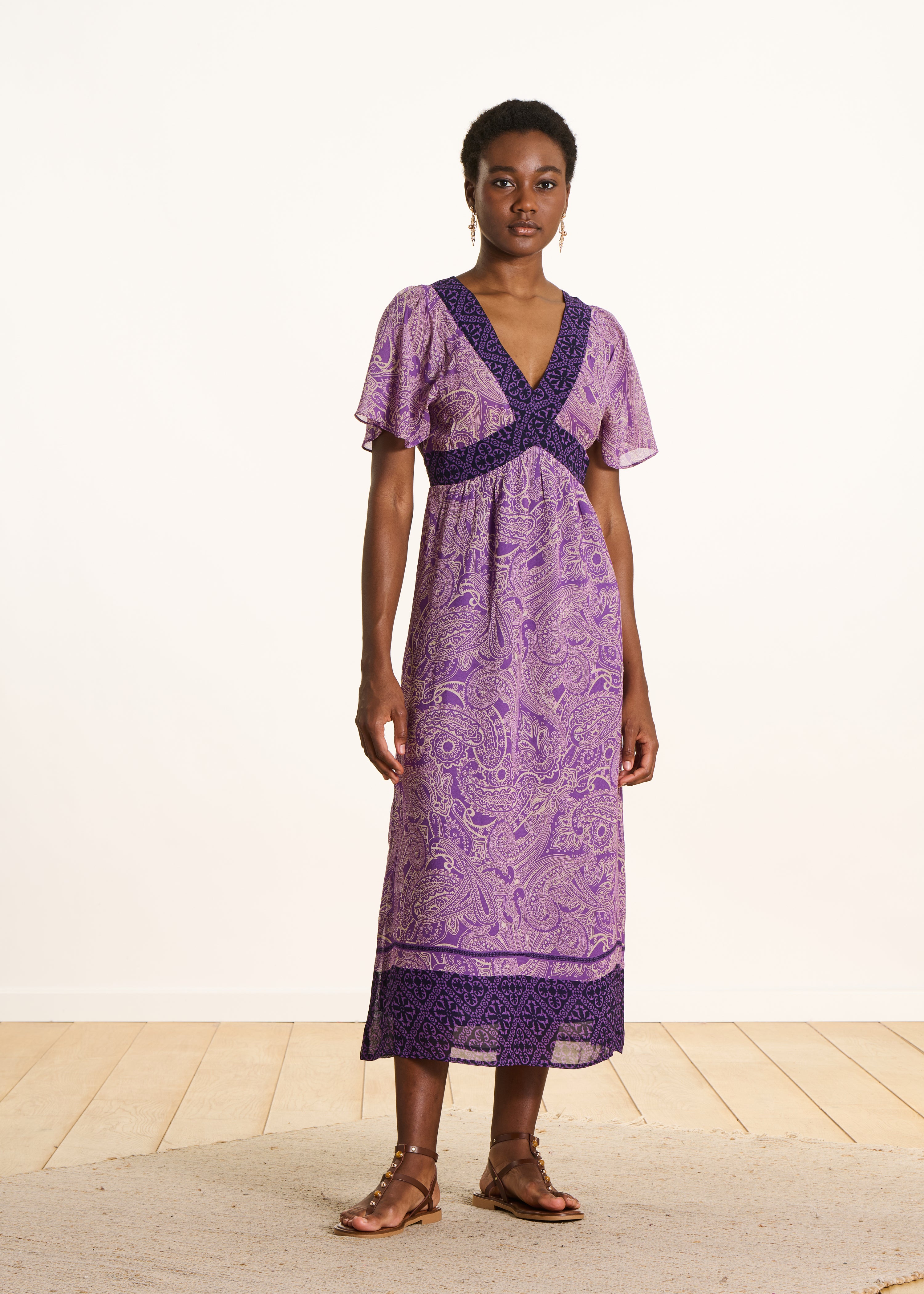 Robe longue en voile violet à imprimé