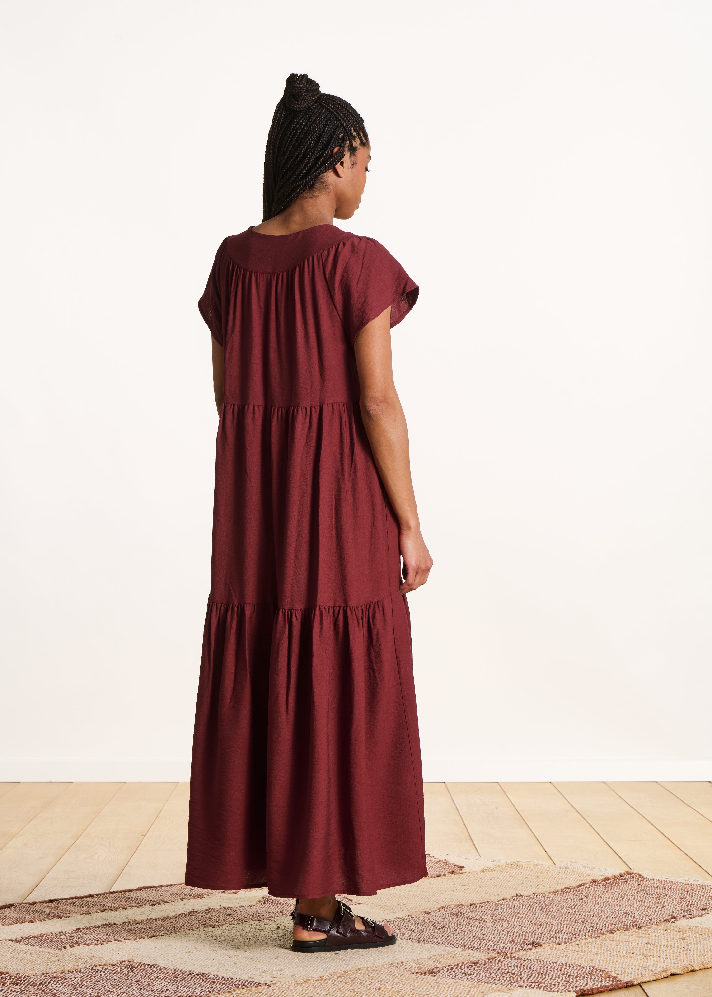 Abito lungo terracotta in jacquard con maniche corte