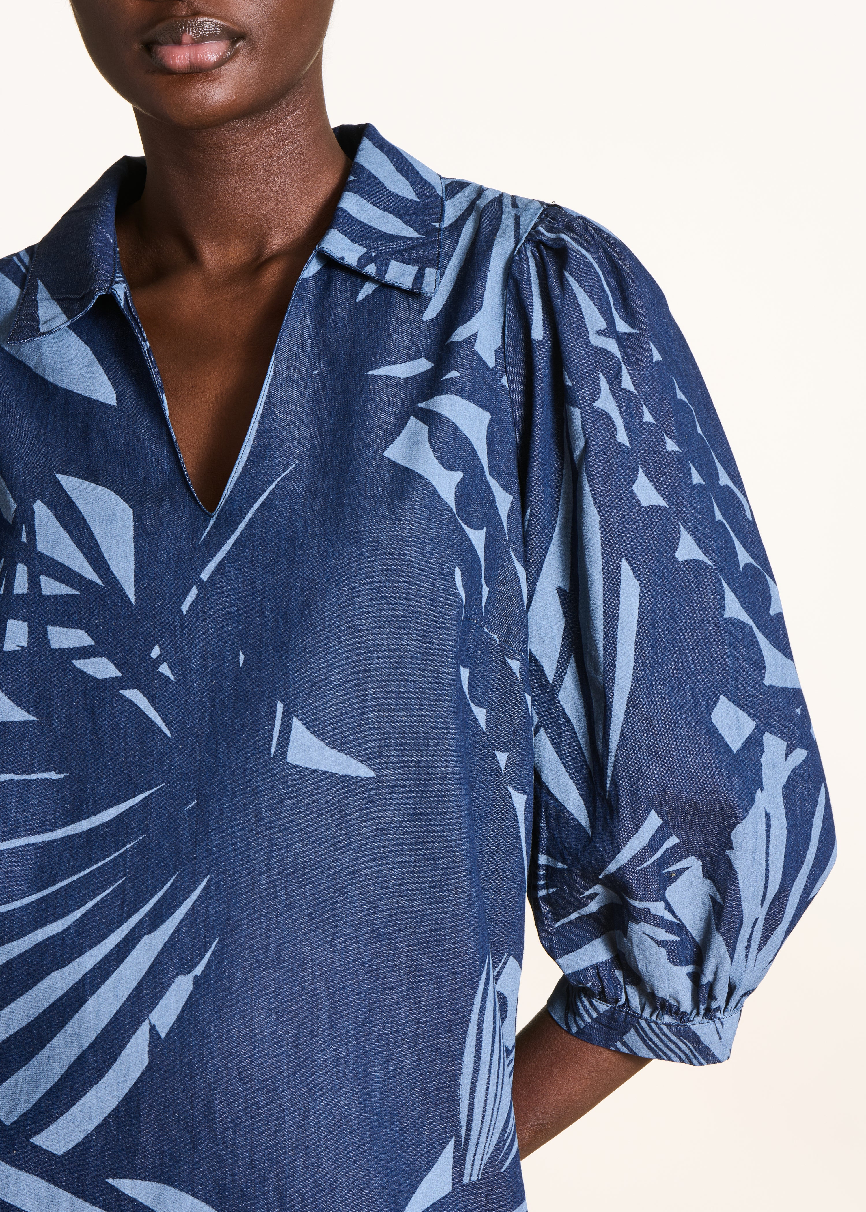 Korte blauwe jurk met print