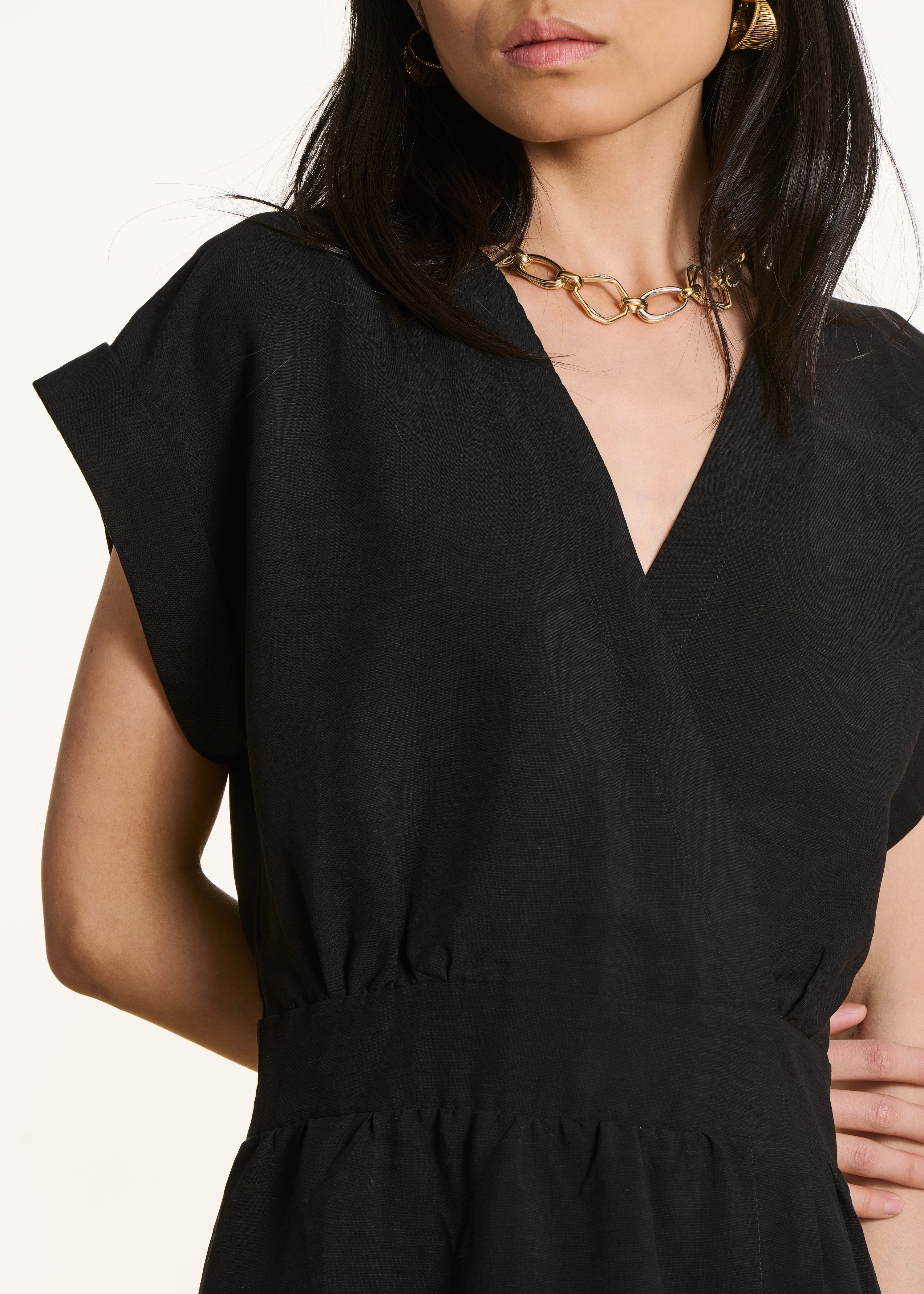 Schwarzes, tailliertes, langes Wickelkleid aus Leinenmischung