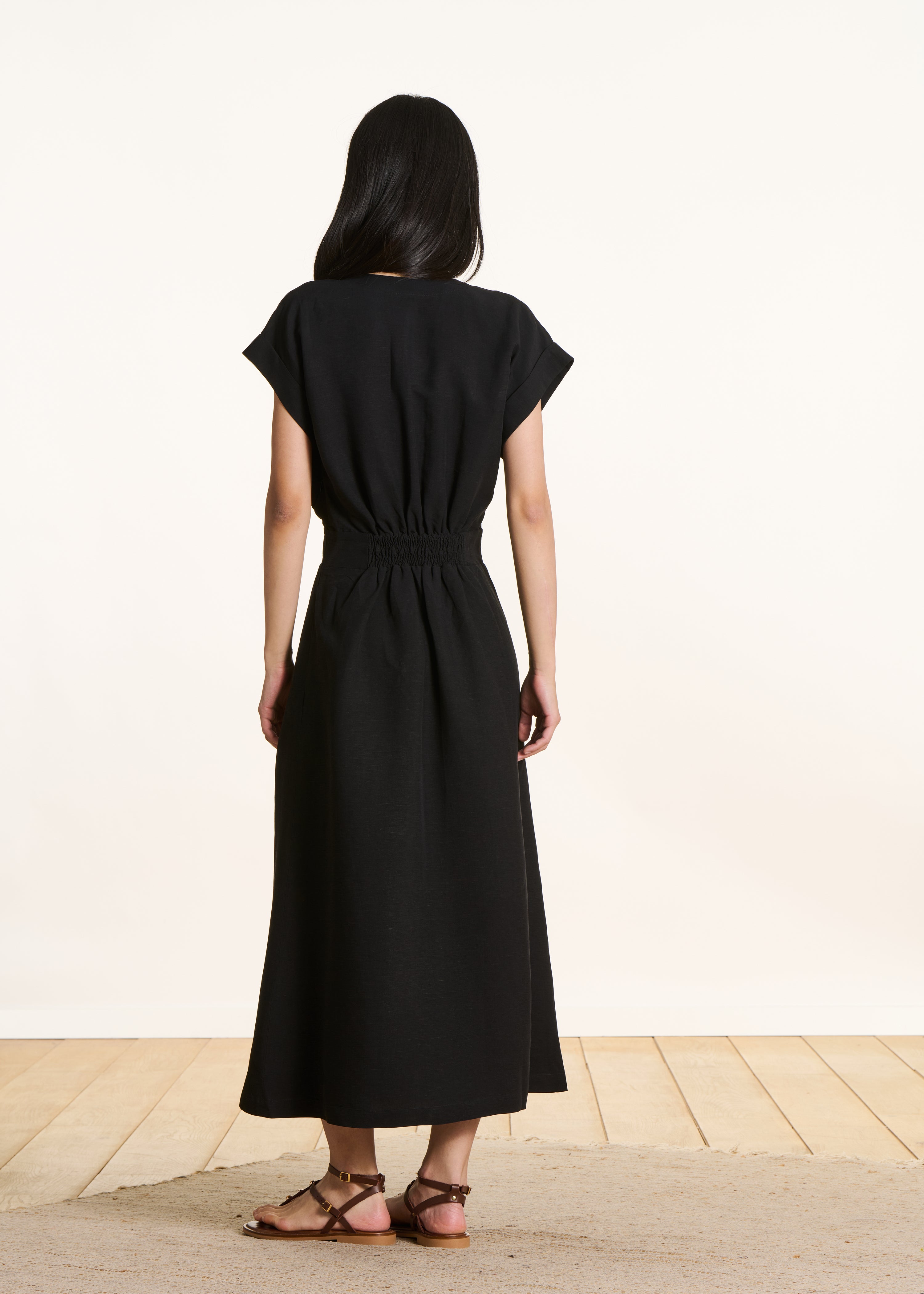 Schwarzes, tailliertes, langes Wickelkleid aus Leinenmischung