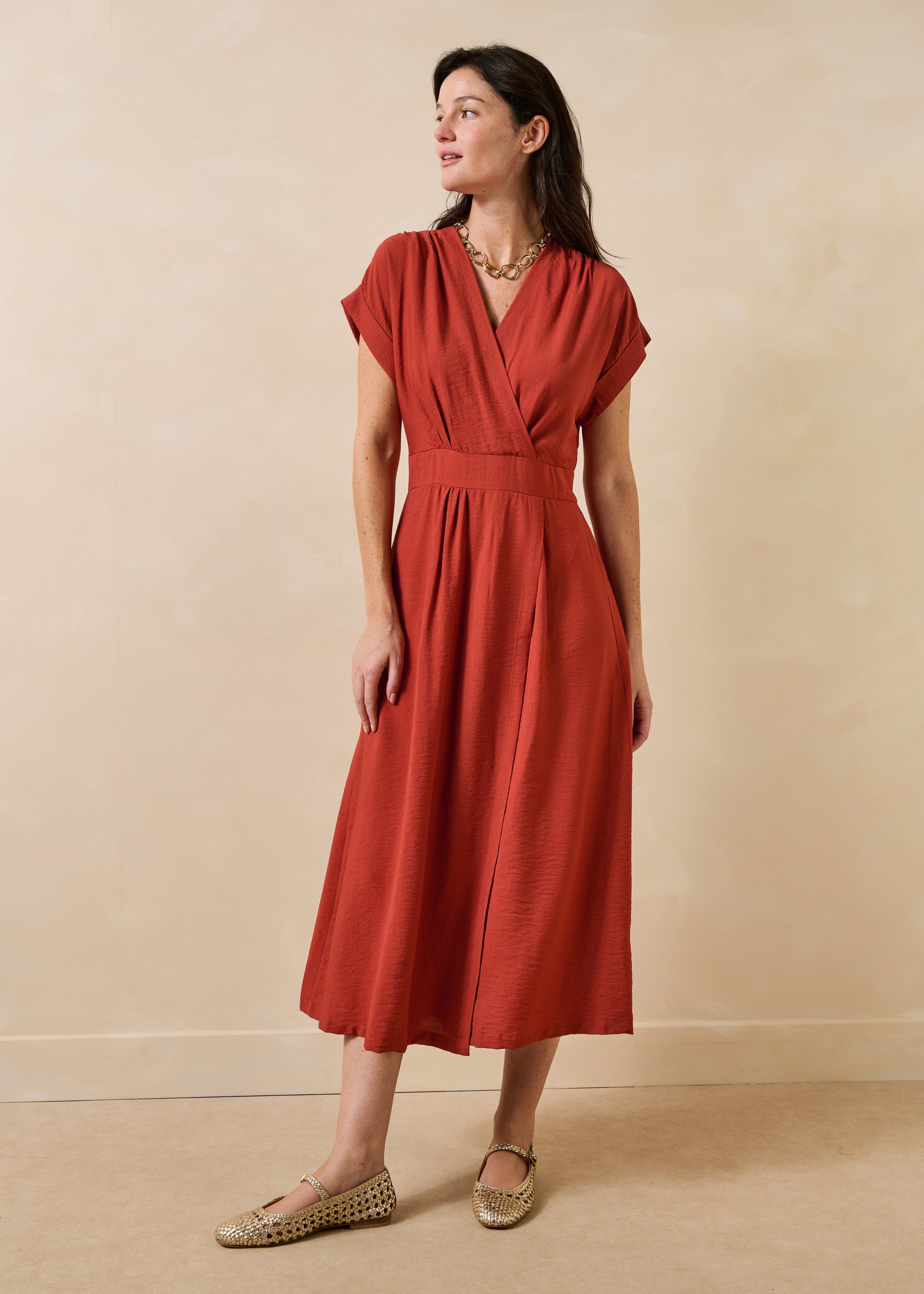 Abito lungo aderente terracotta con scollo a incrocio