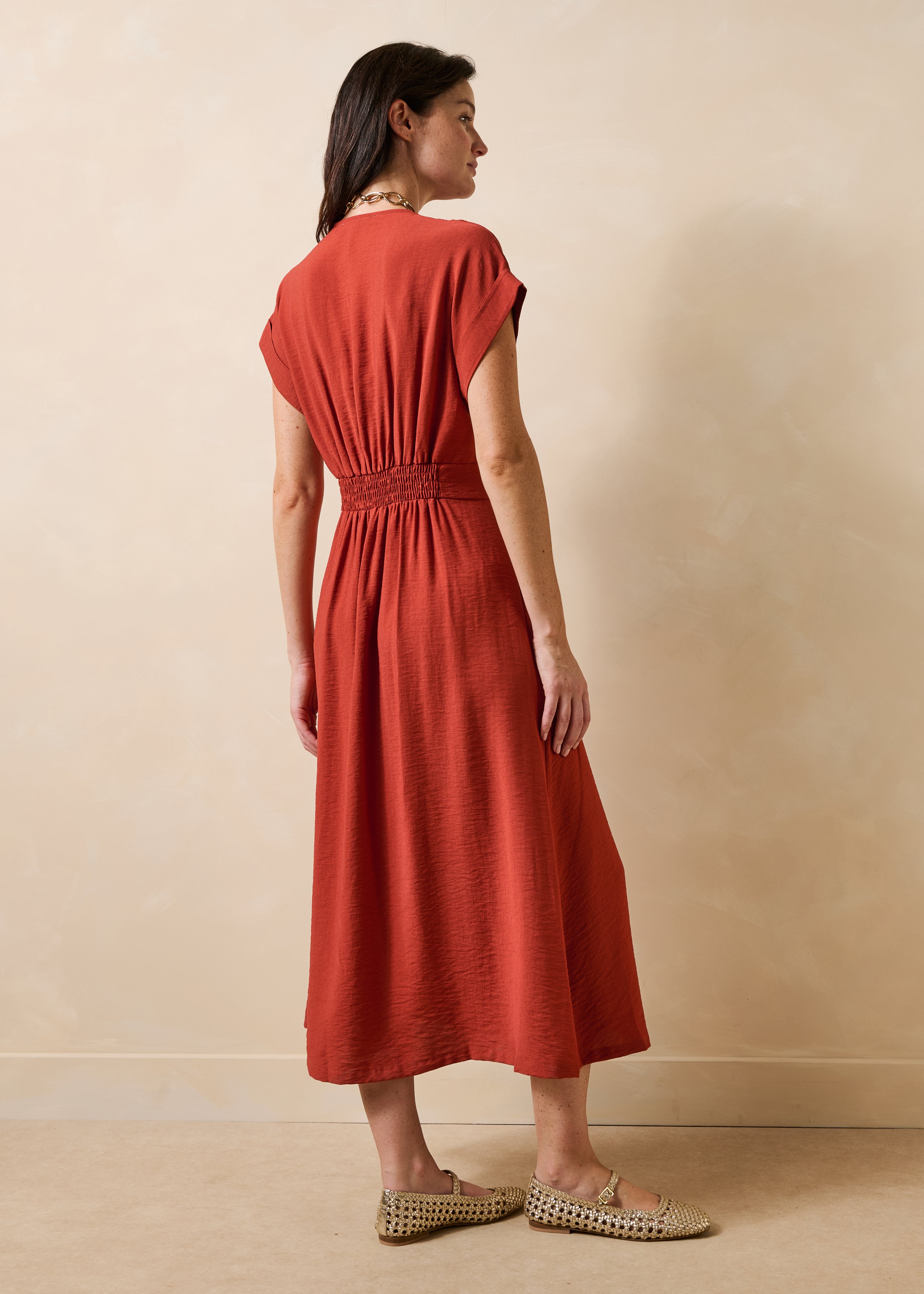 Abito lungo aderente terracotta con scollo a incrocio