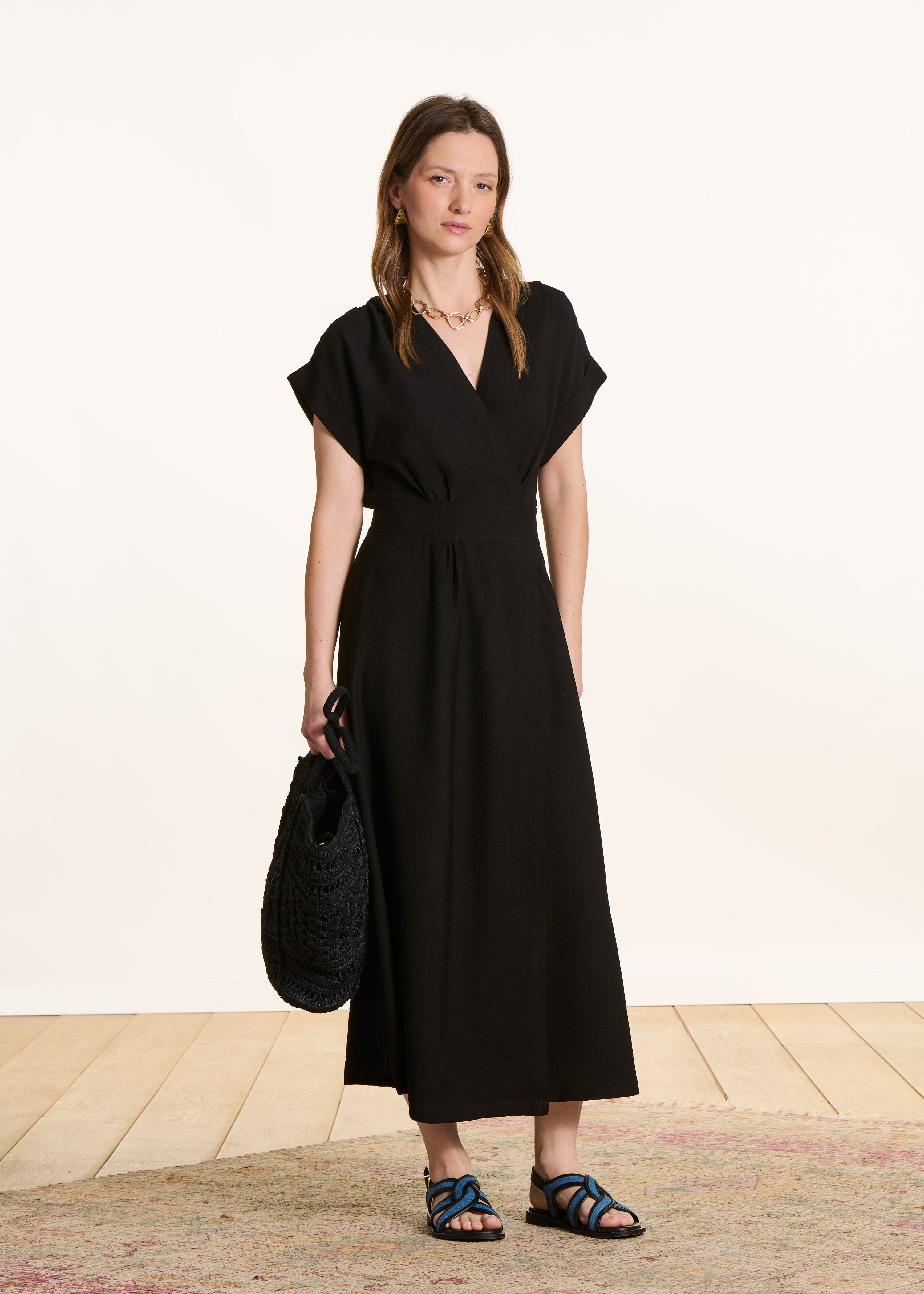 Schwarzes, tailliertes, langes Wickelkleid