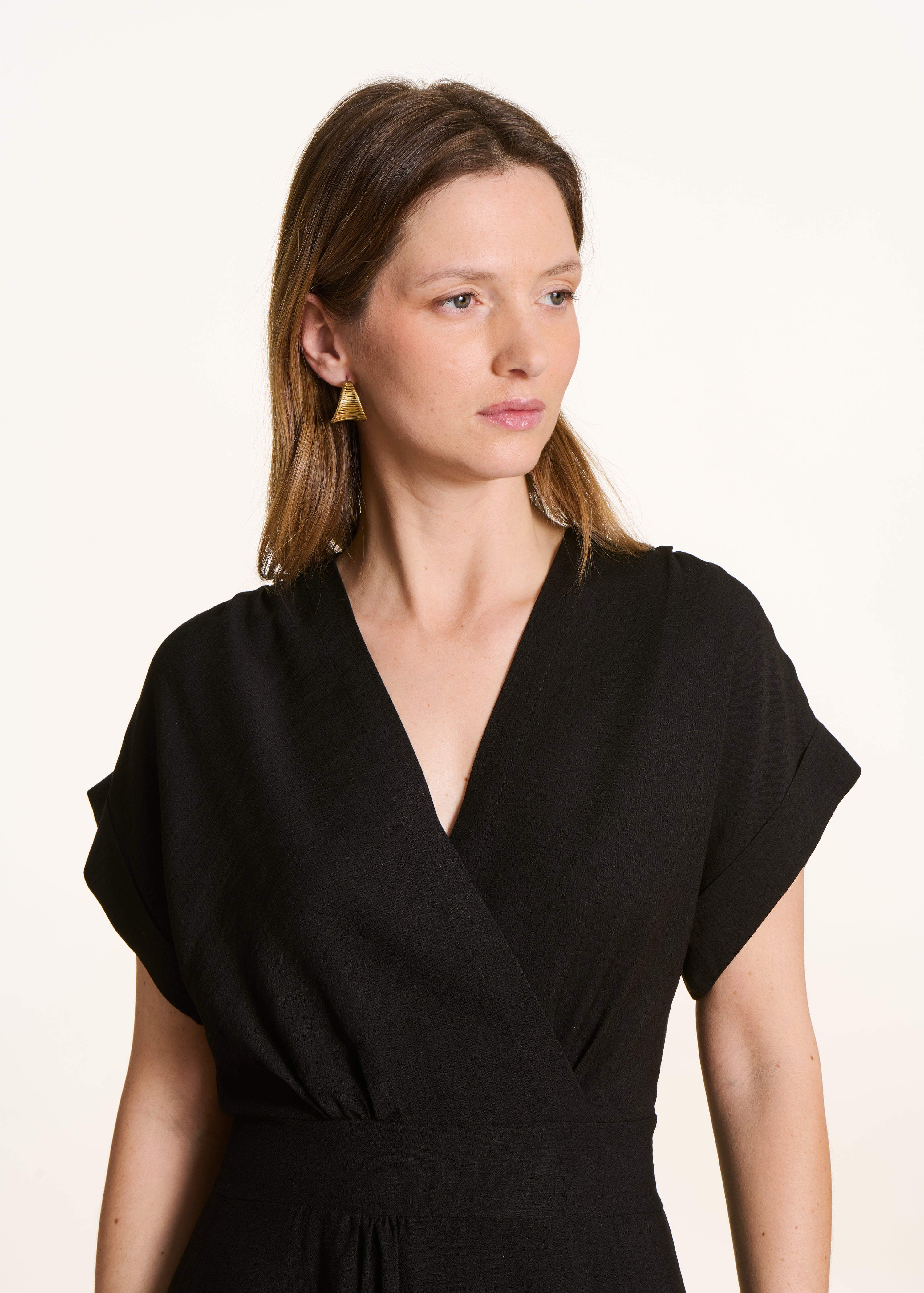 Schwarzes, tailliertes, langes Wickelkleid