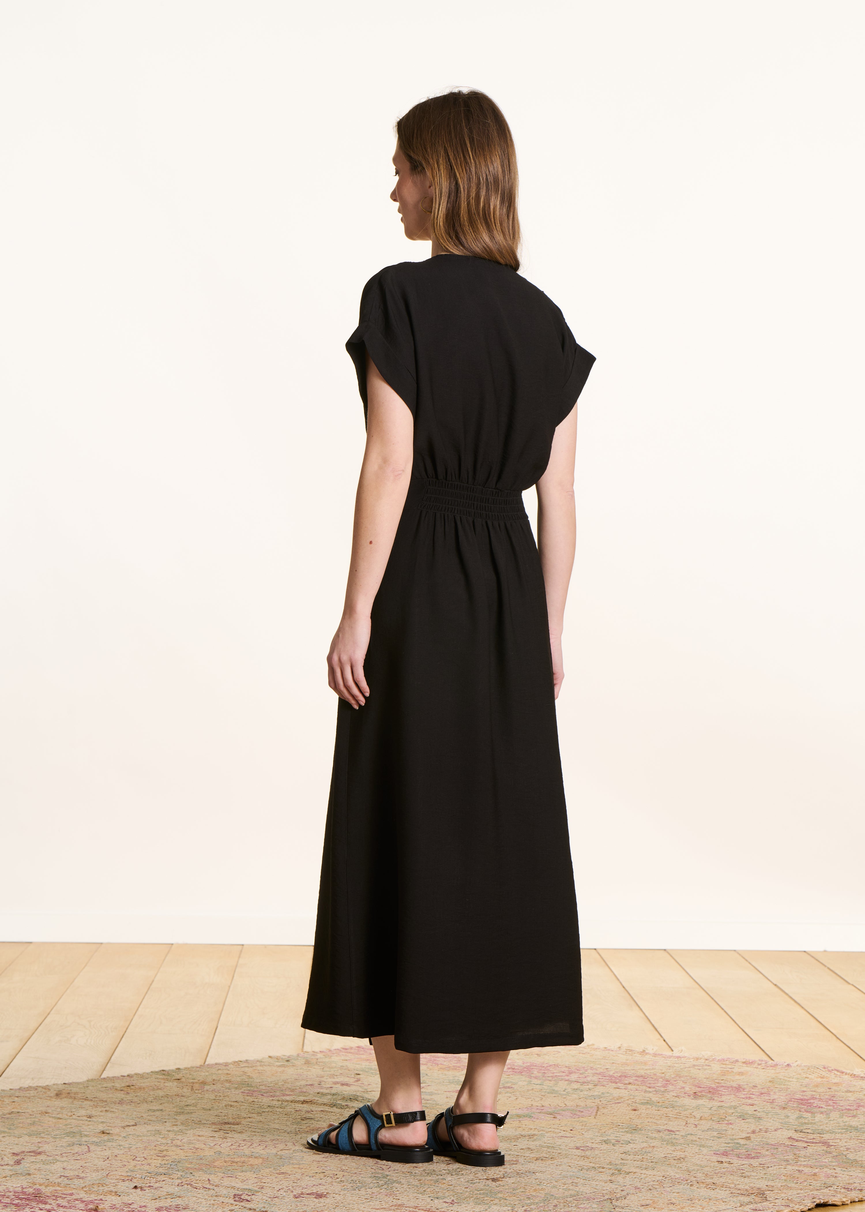 Schwarzes, tailliertes, langes Wickelkleid