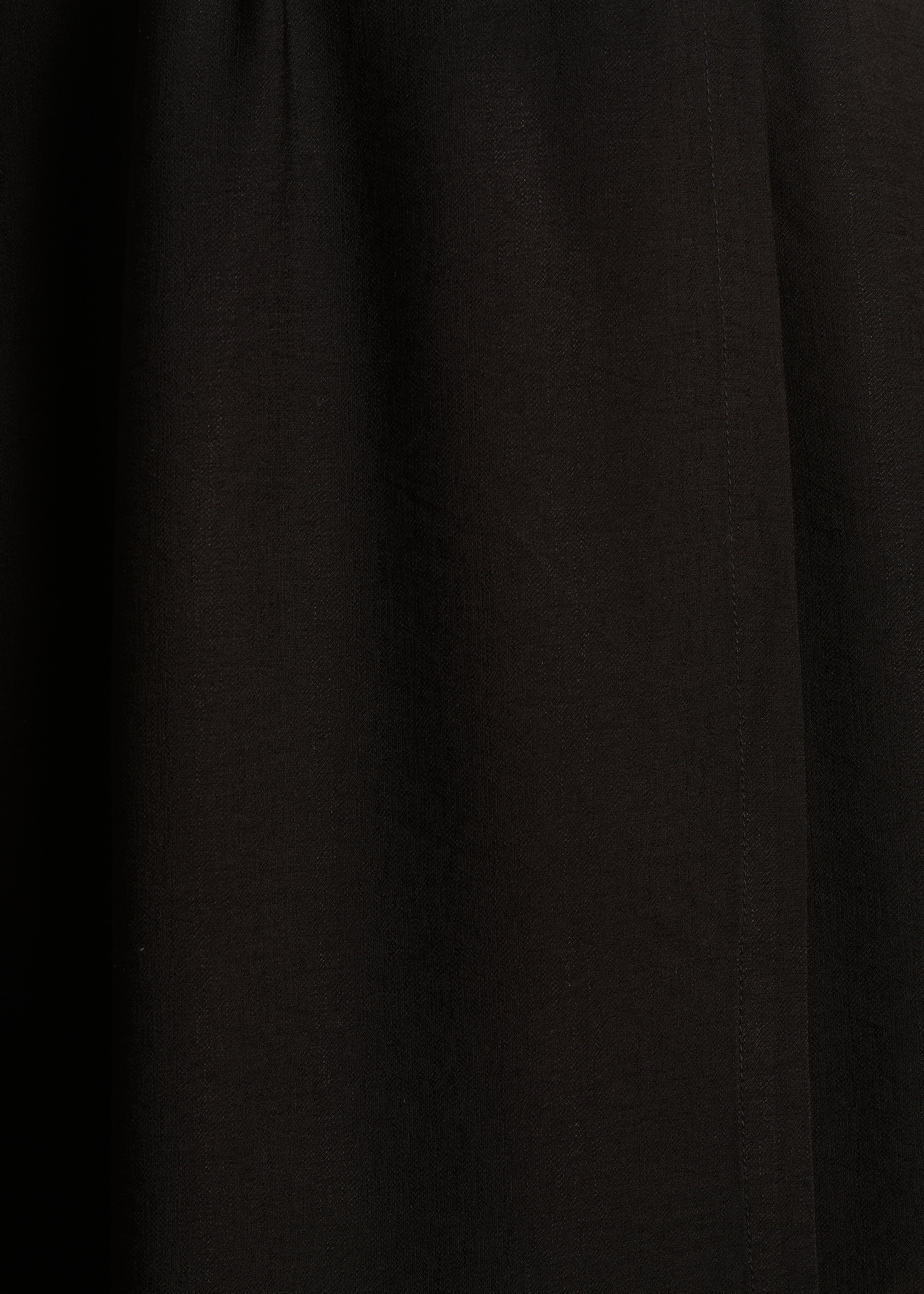 Schwarzes, tailliertes, langes Wickelkleid