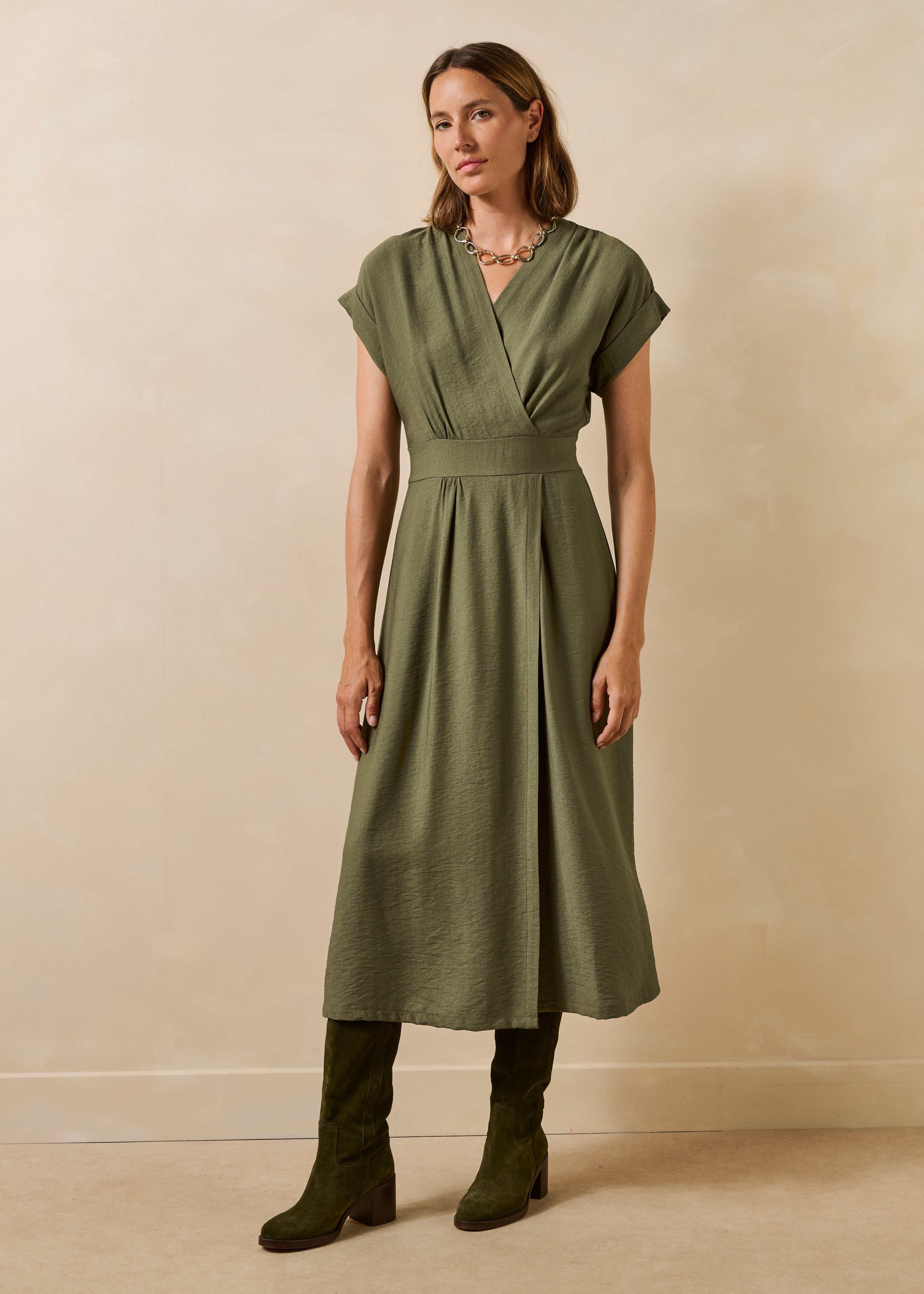 Tailliertes langes Kleid in Khaki mit Wickeloptik