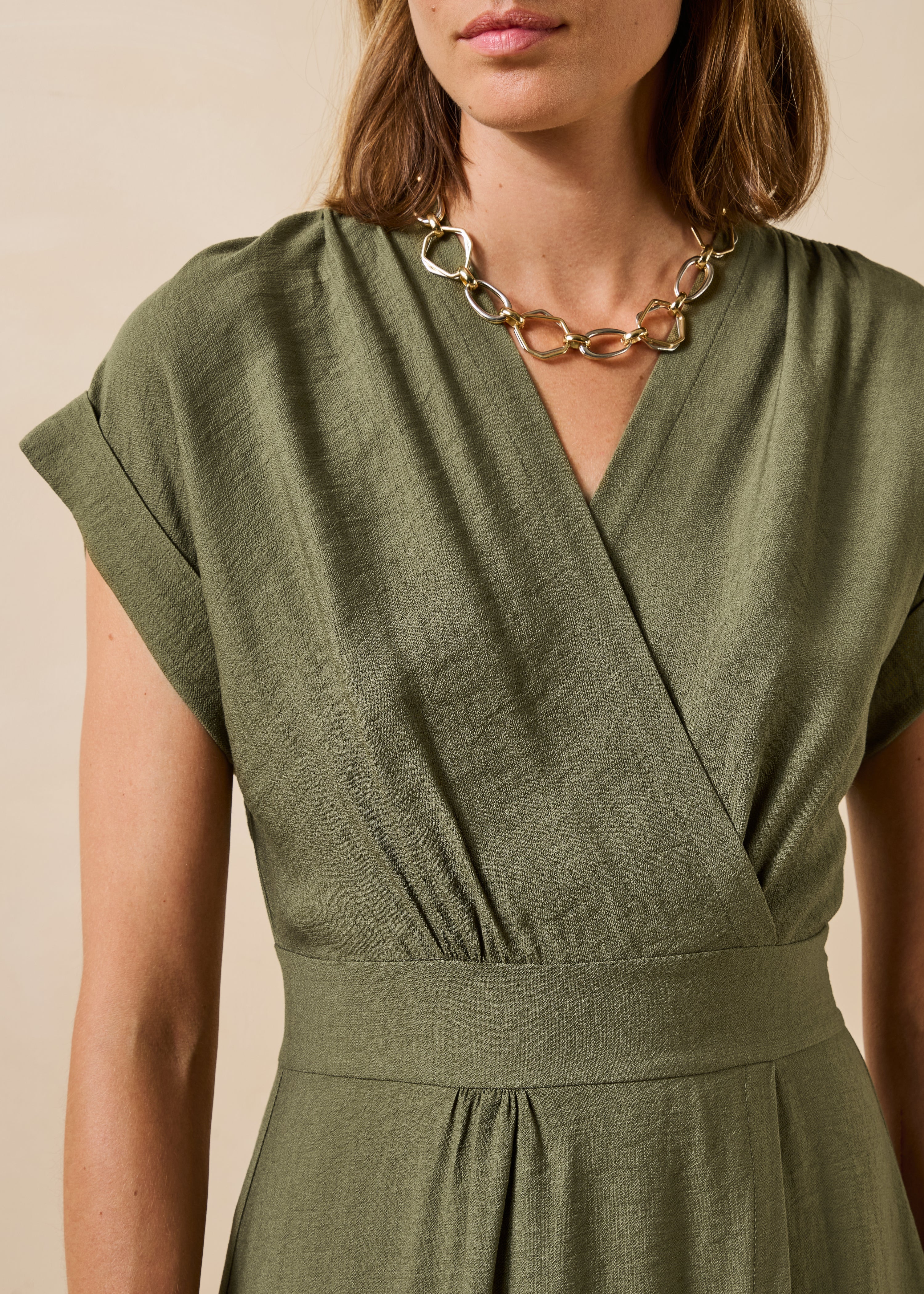 Tailliertes langes Kleid in Khaki mit Wickeloptik