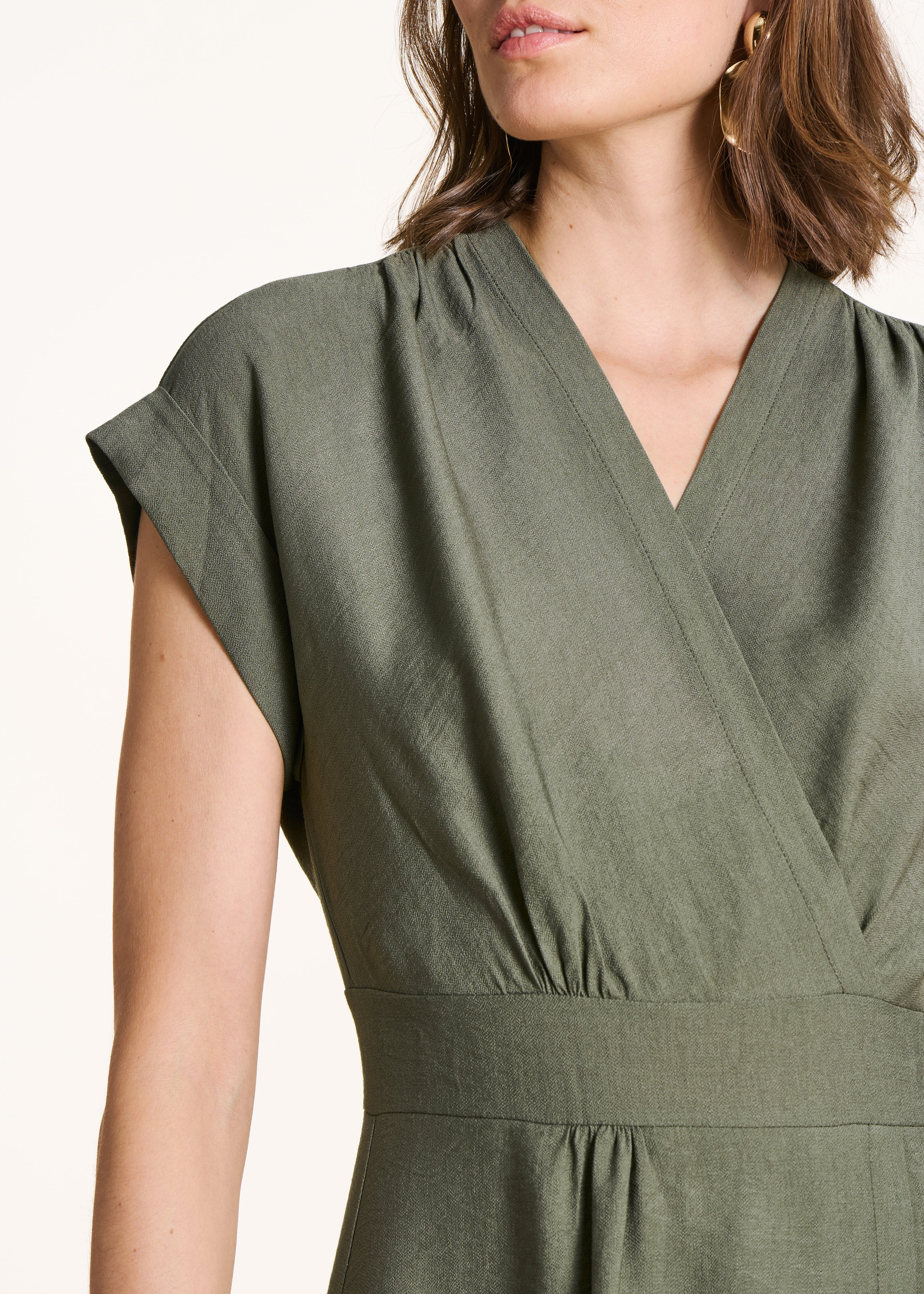 Tailliertes langes Kleid in Khaki mit Wickeloptik