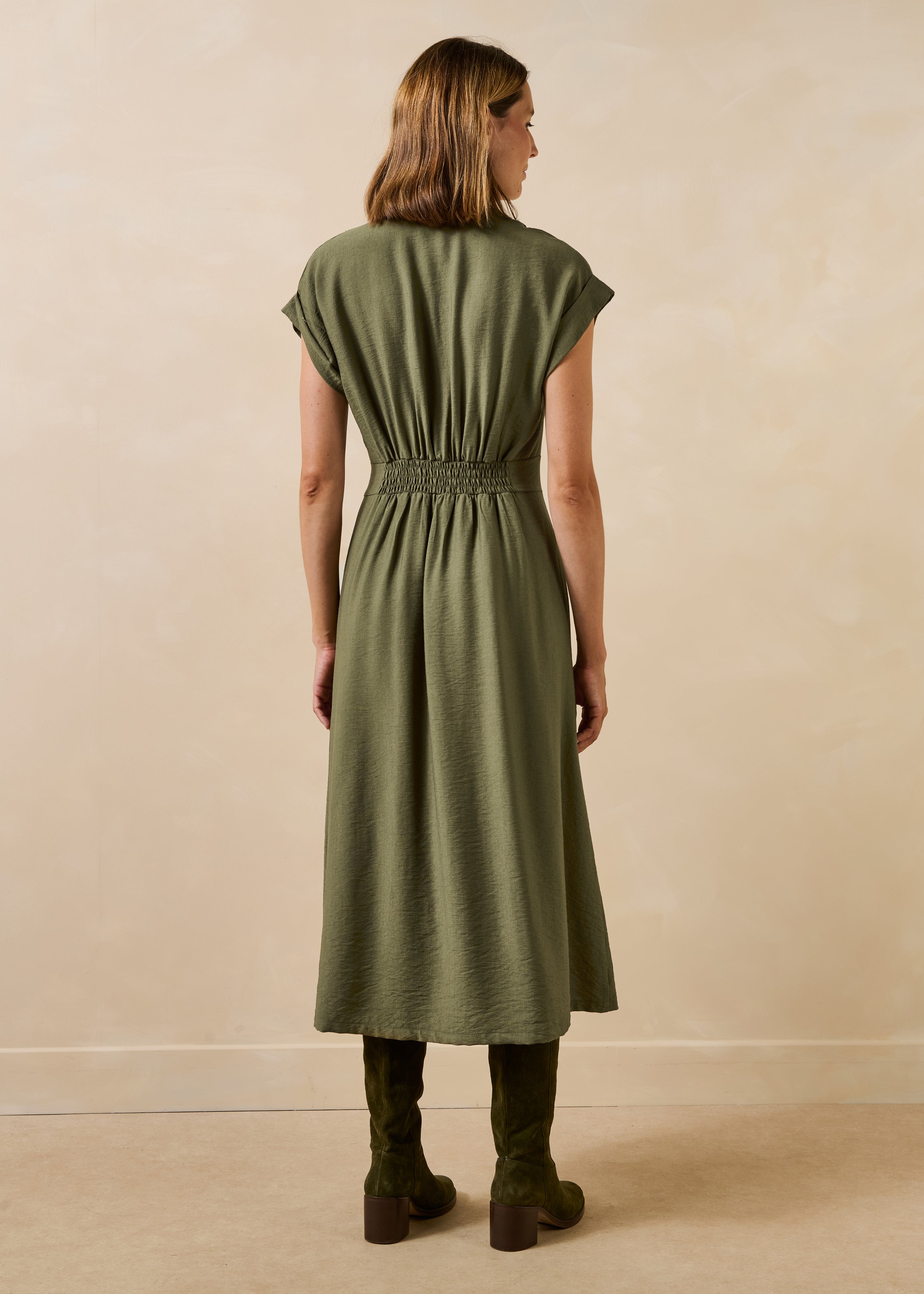 Tailliertes langes Kleid in Khaki mit Wickeloptik