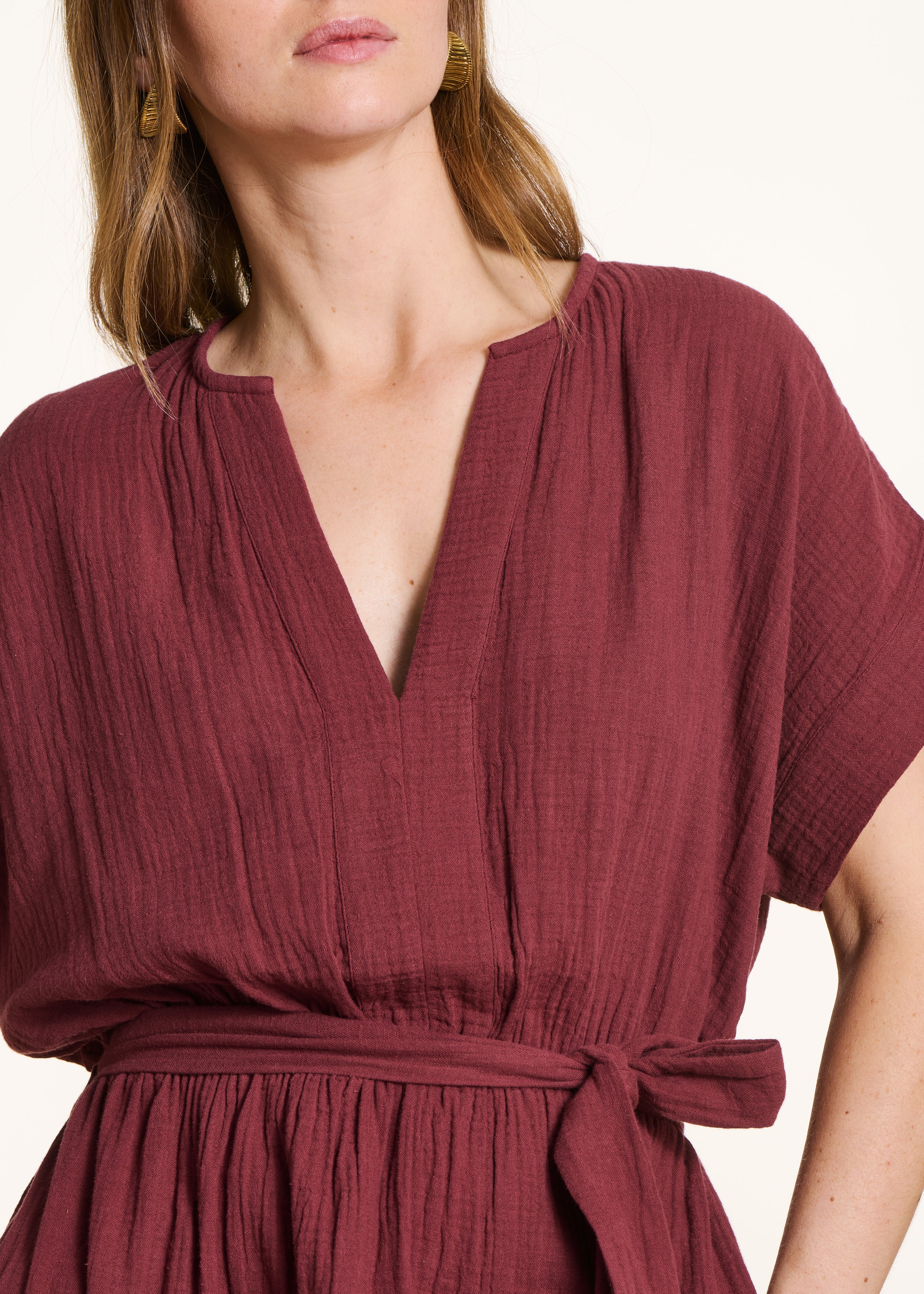 Langes Kleid aus bestickter brauner Baumwollgaze mit kurzen Ärmeln
