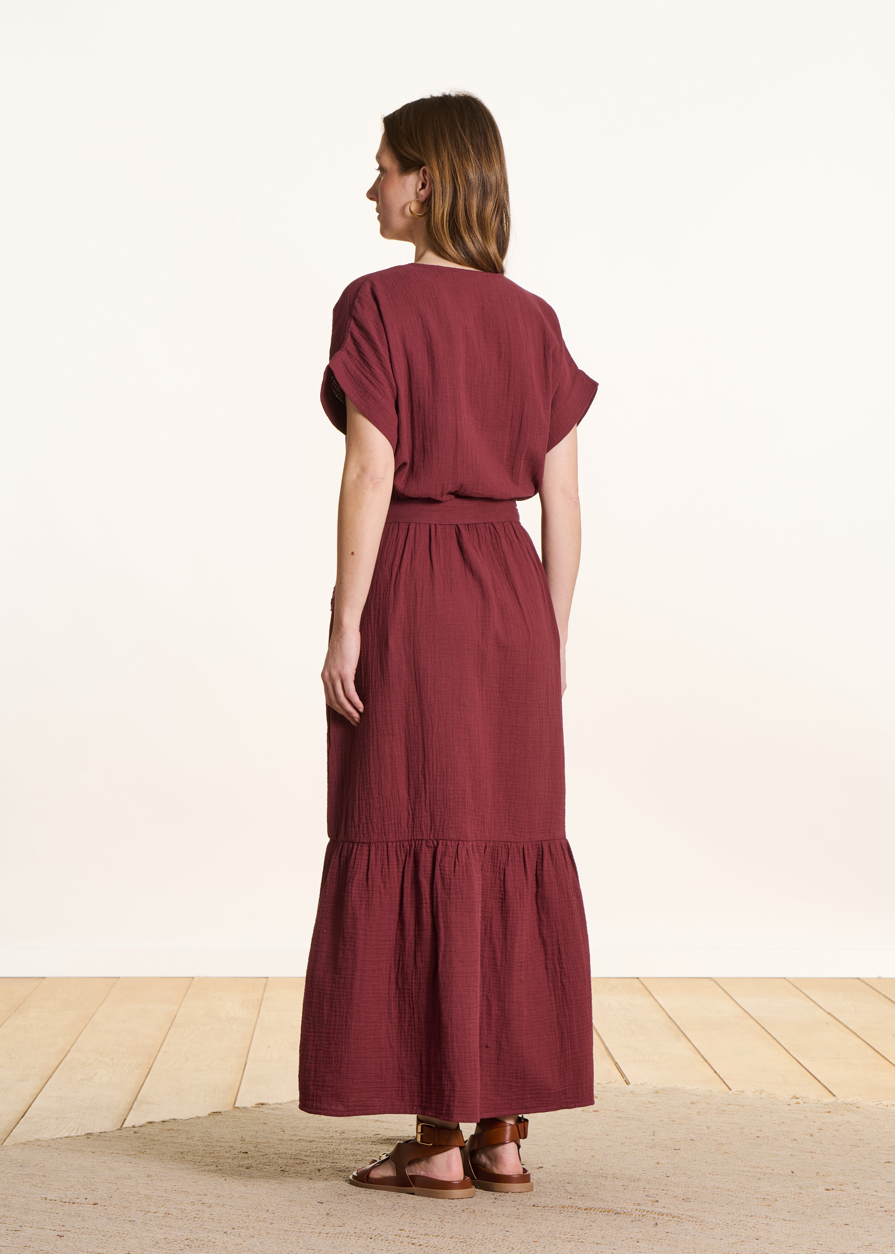 Langes Kleid aus bestickter brauner Baumwollgaze mit kurzen Ärmeln
