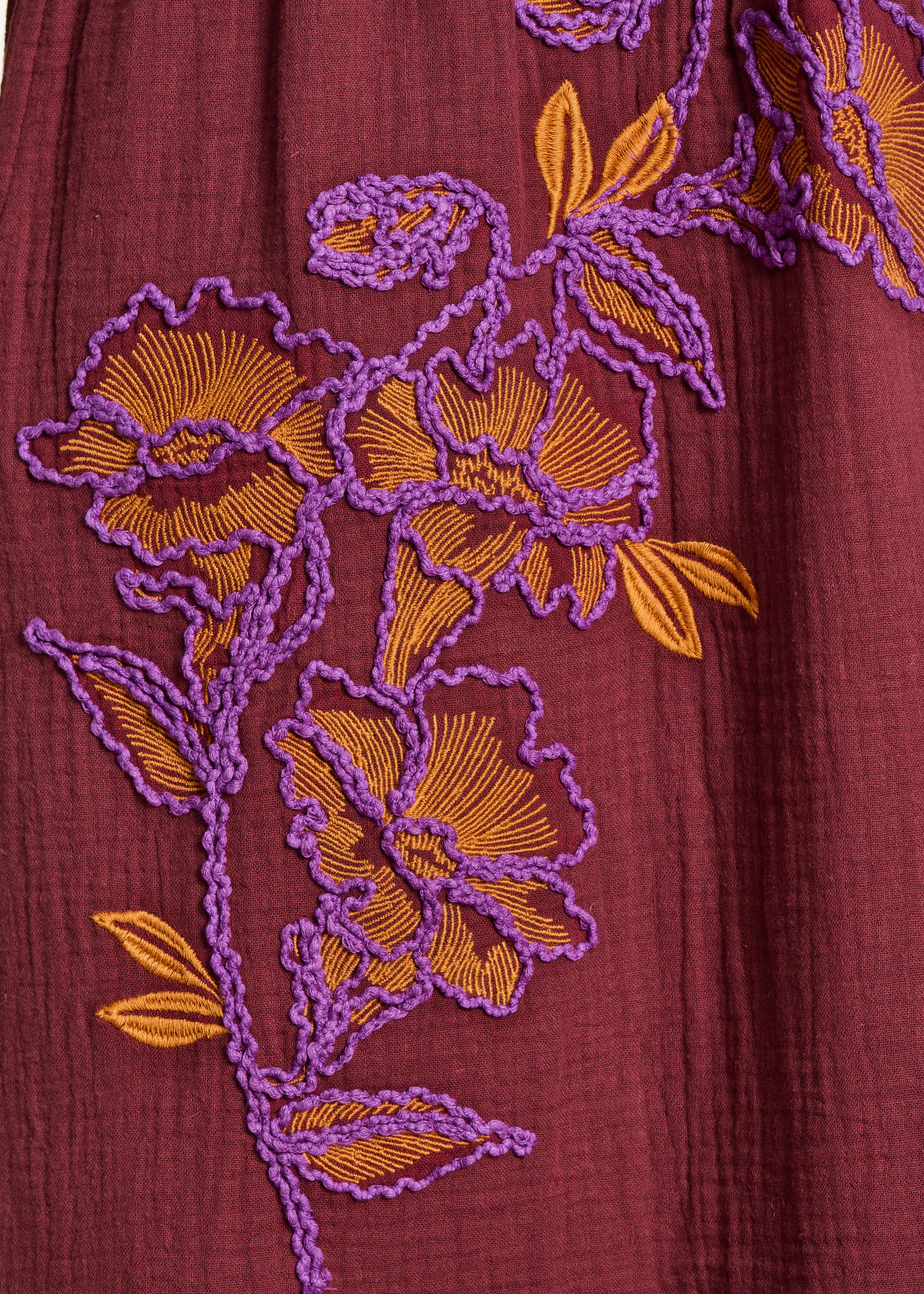 Langes Kleid aus bestickter brauner Baumwollgaze mit kurzen Ärmeln