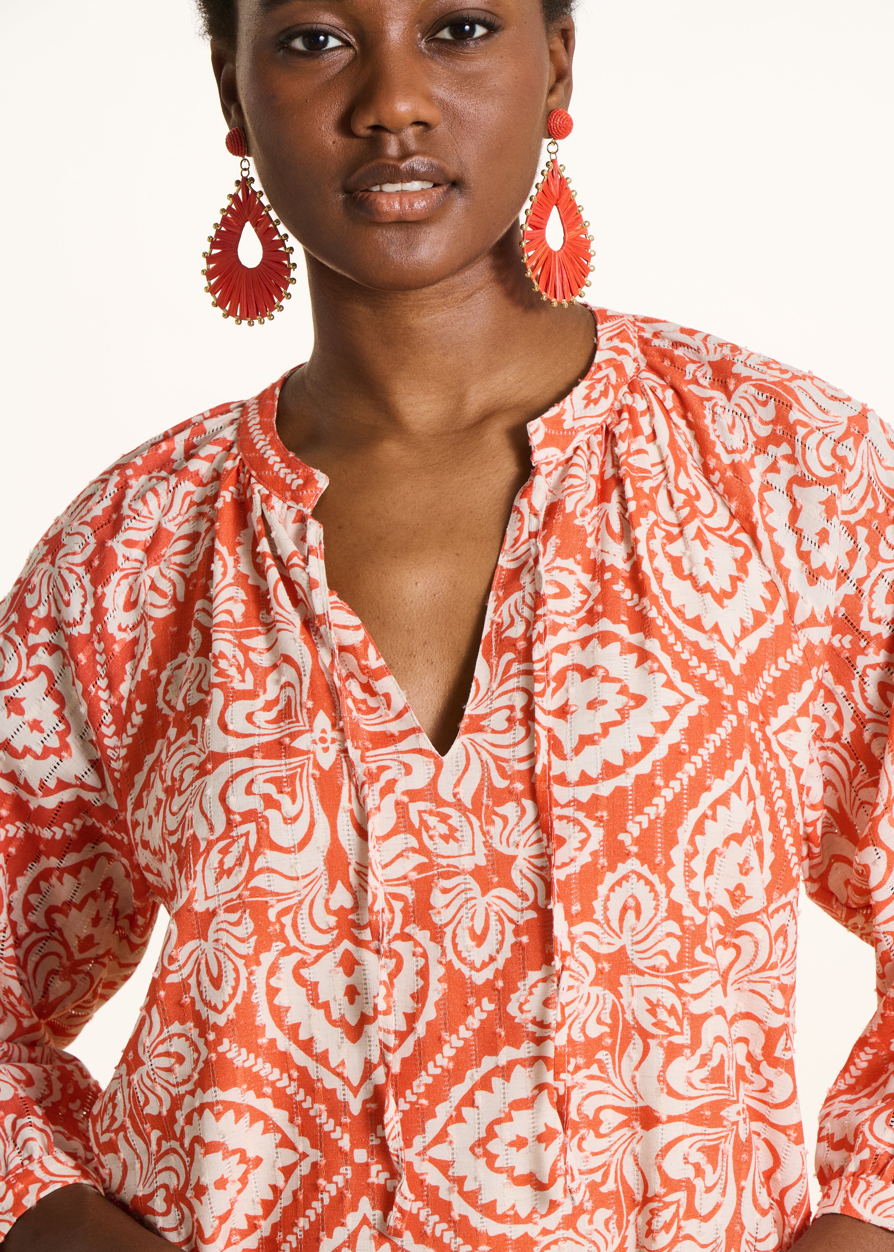Kurzes, durchbrochenes Kleid in Orange mit Blumenmuster