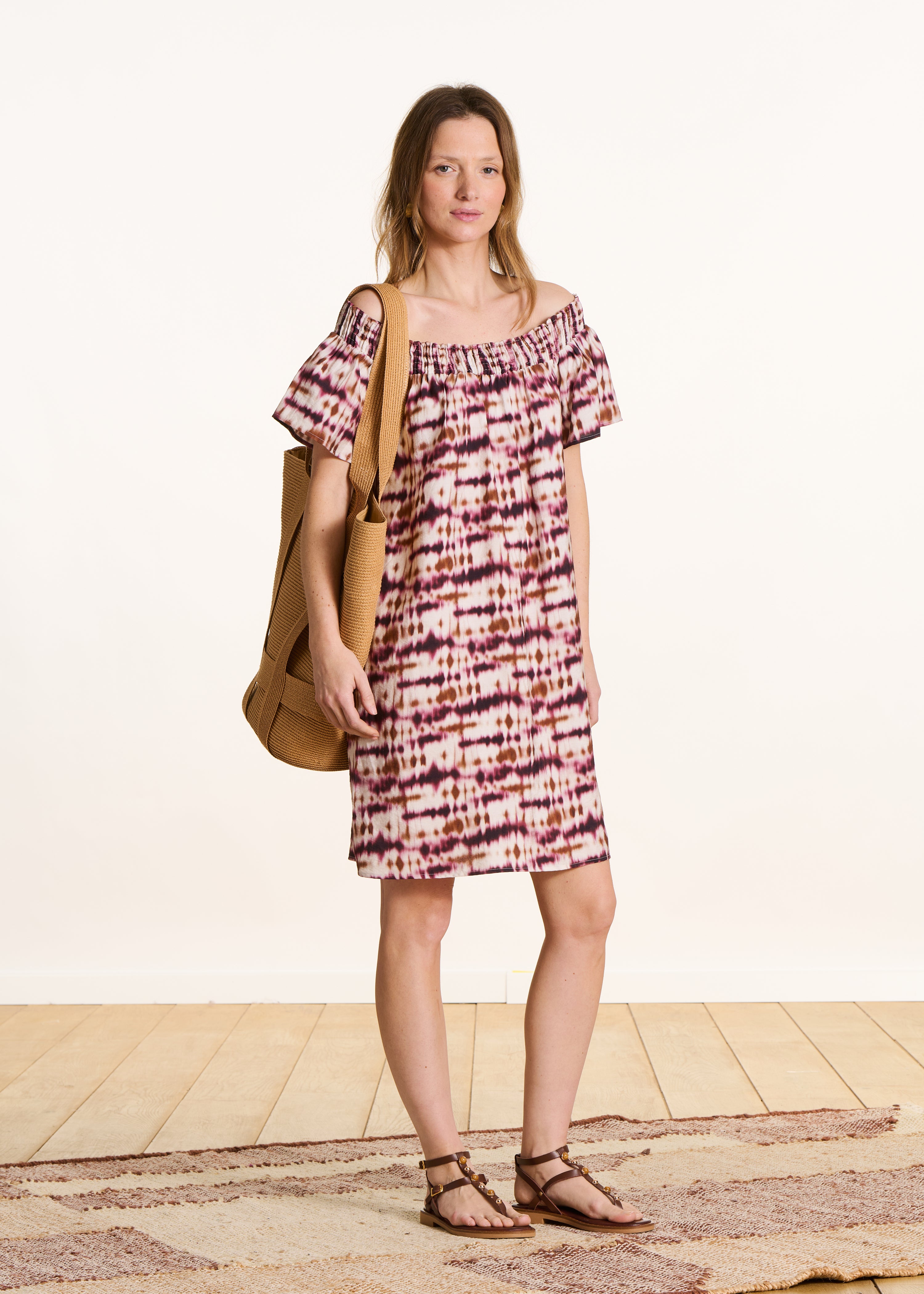 Vestito corto spalle scoperte con stampa tie & dye bordeaux