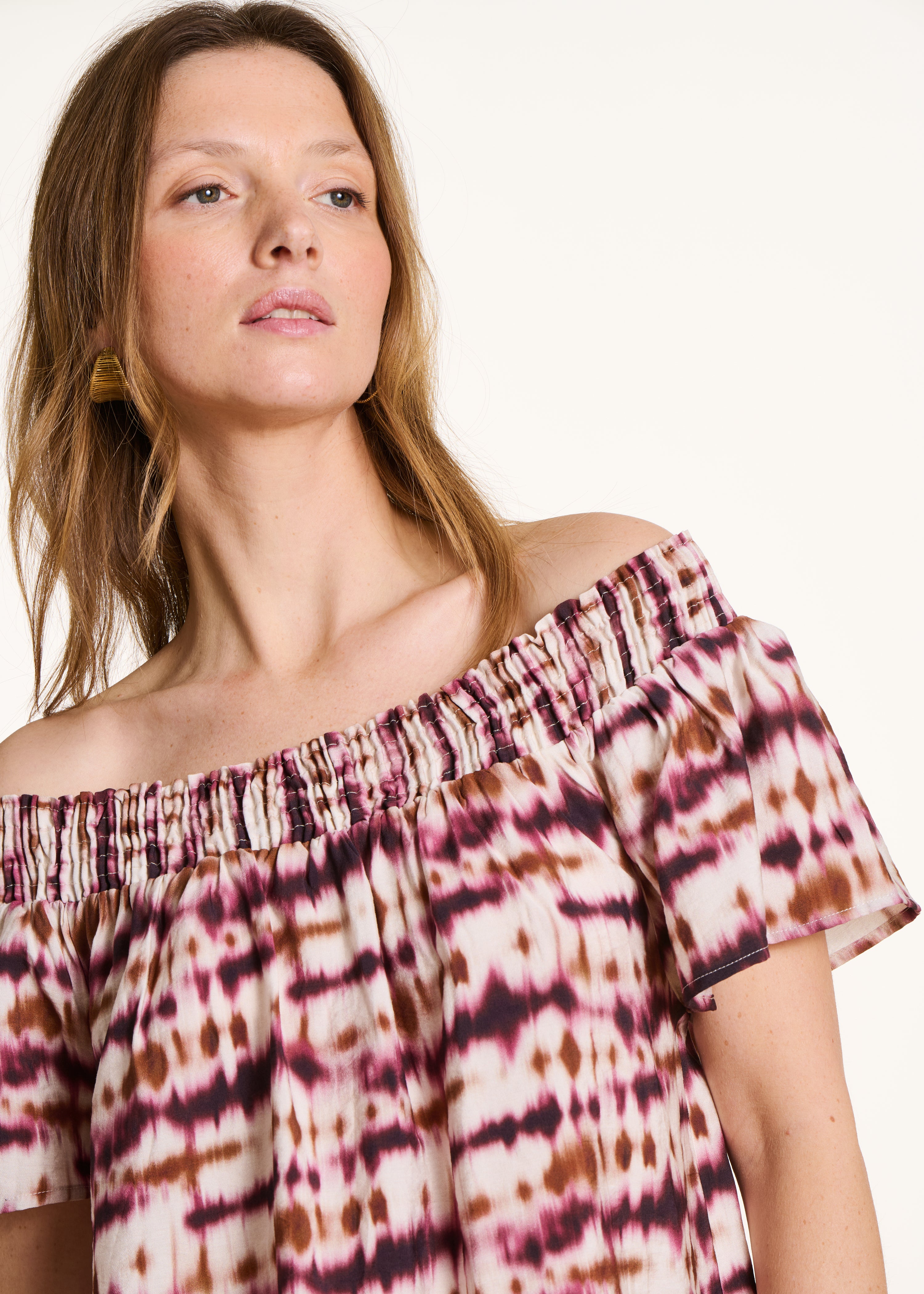 Vestito corto spalle scoperte con stampa tie & dye bordeaux