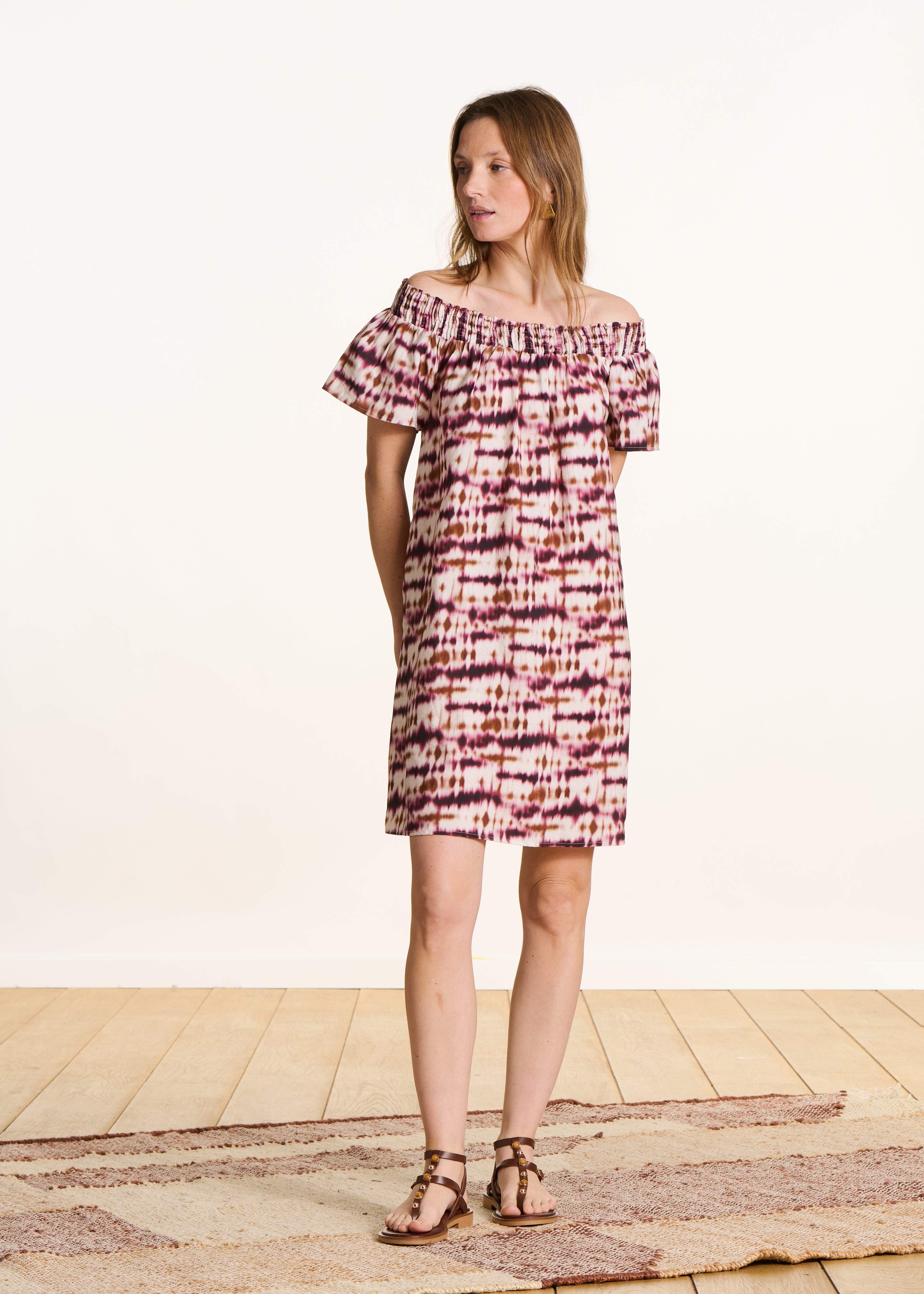 Vestito corto spalle scoperte con stampa tie & dye bordeaux