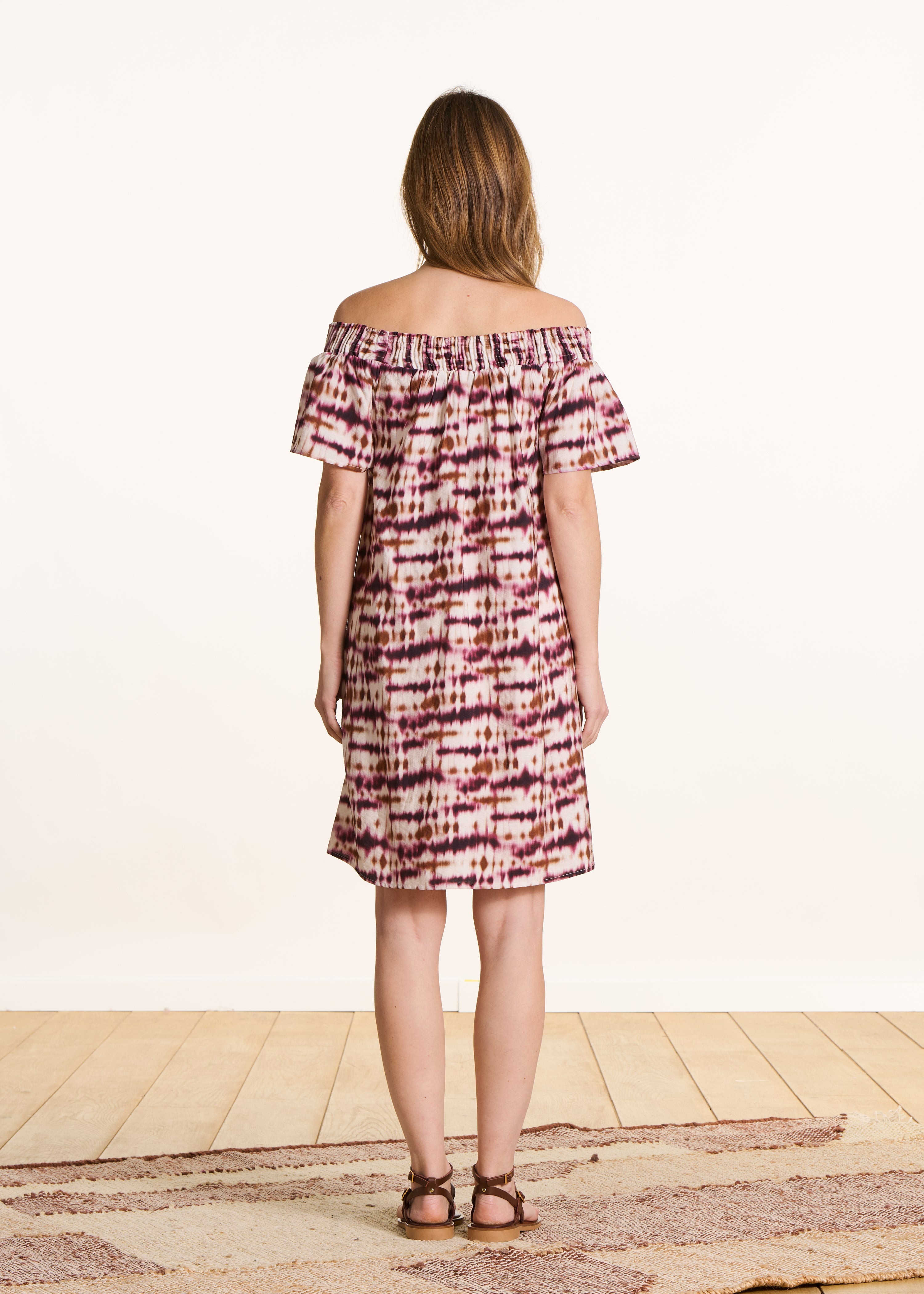 Vestito corto spalle scoperte con stampa tie & dye bordeaux
