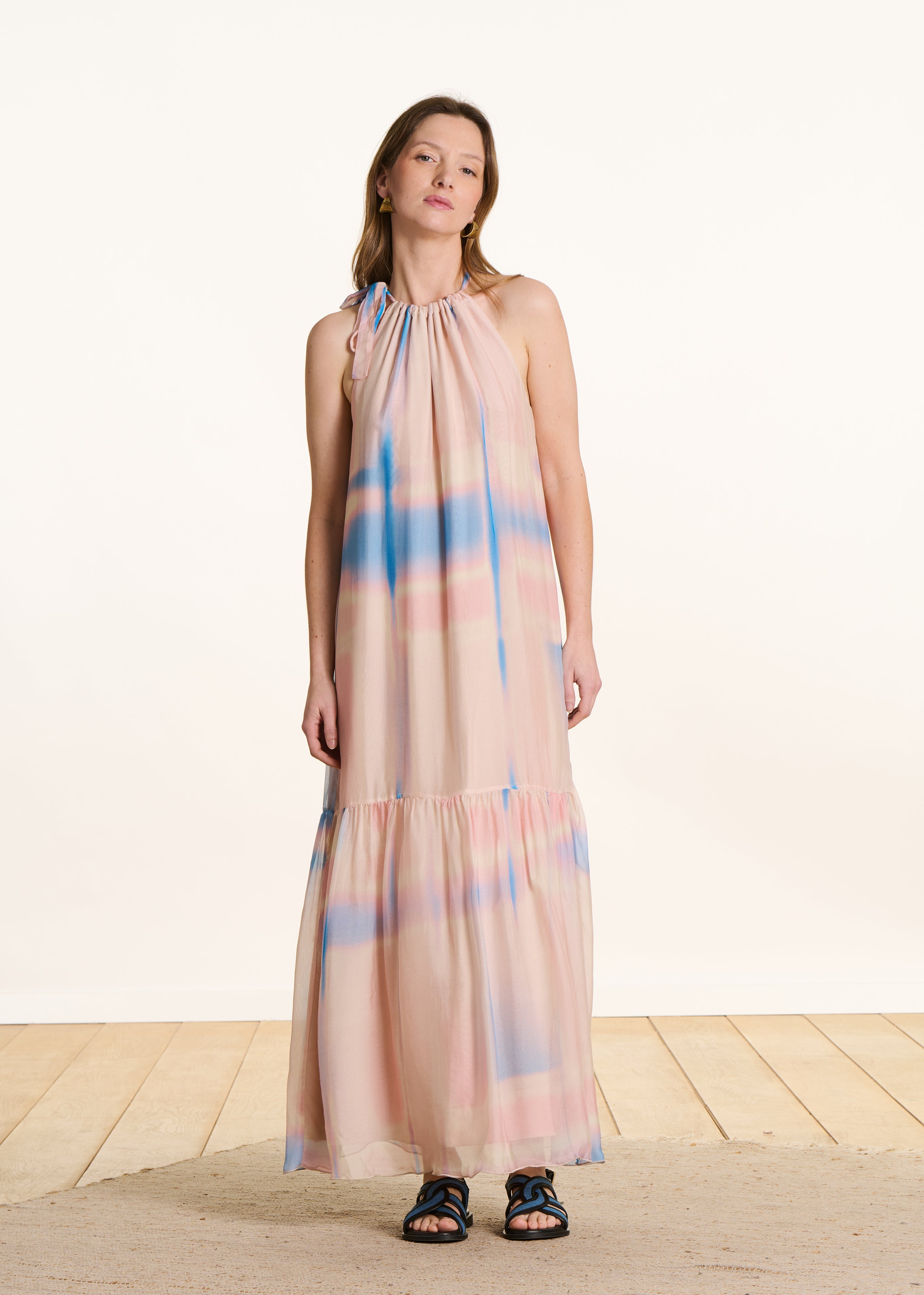 Long pink sleeveless dress with tie-dye print