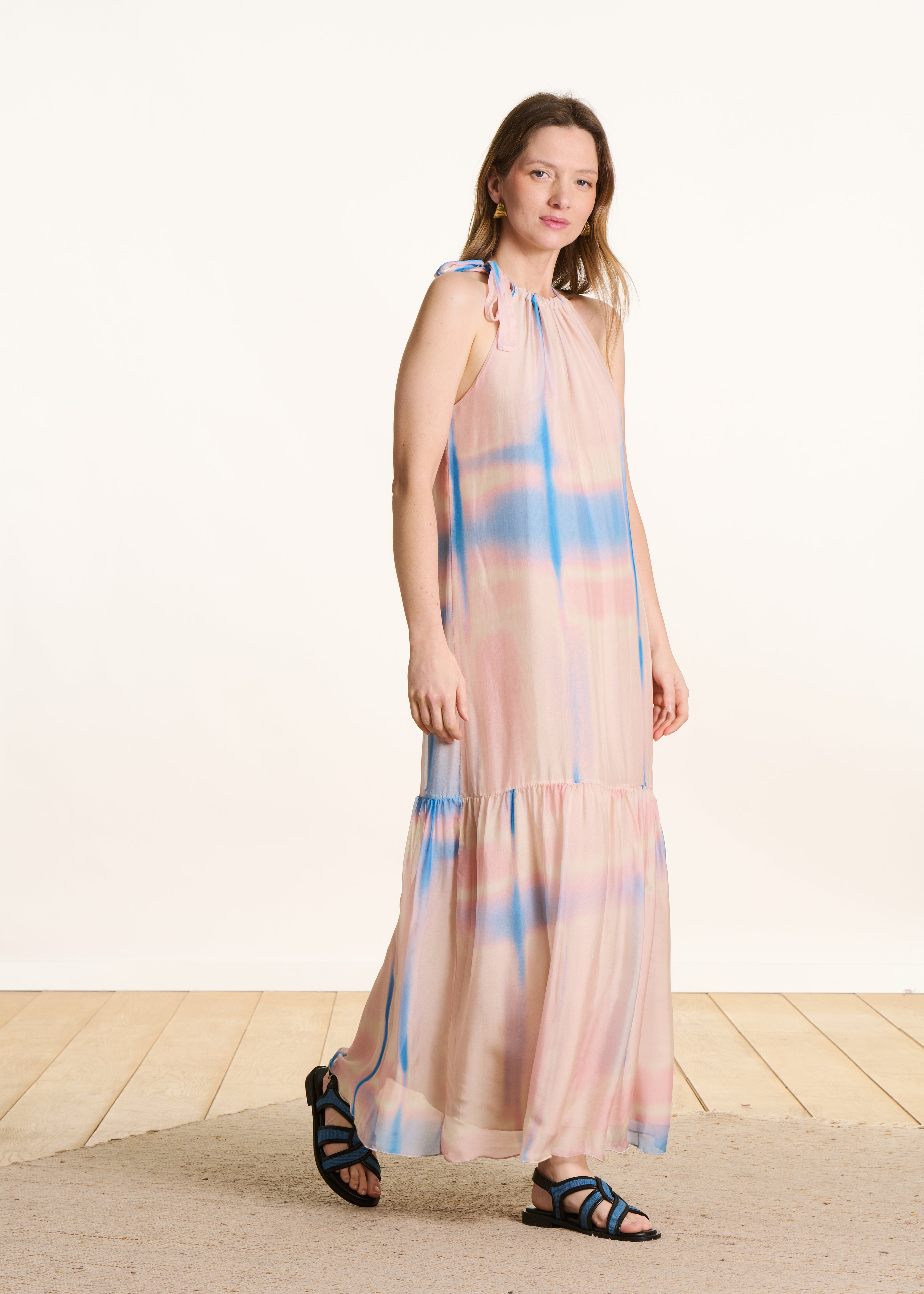 Long pink sleeveless dress with tie-dye print