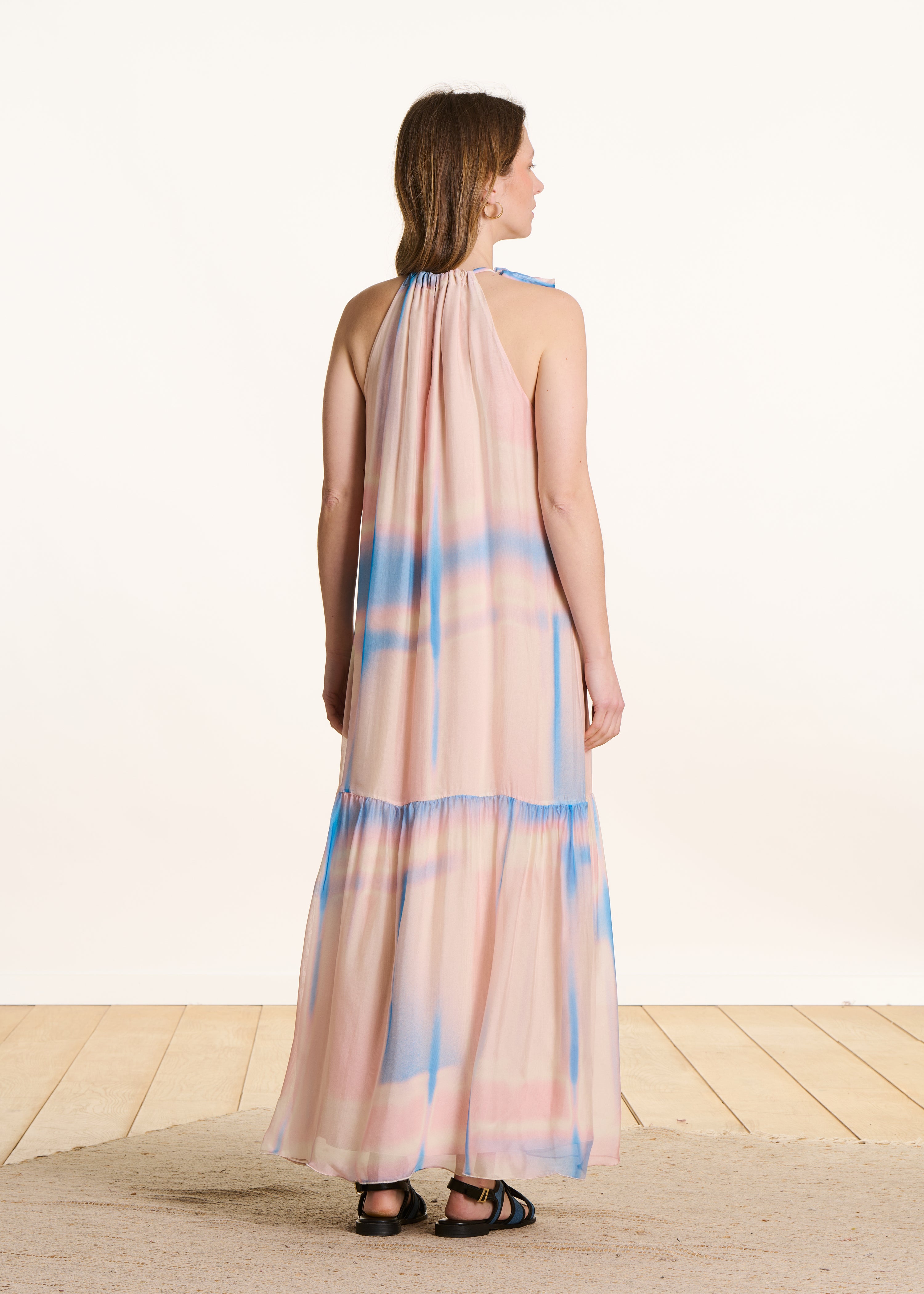 Long pink sleeveless dress with tie-dye print