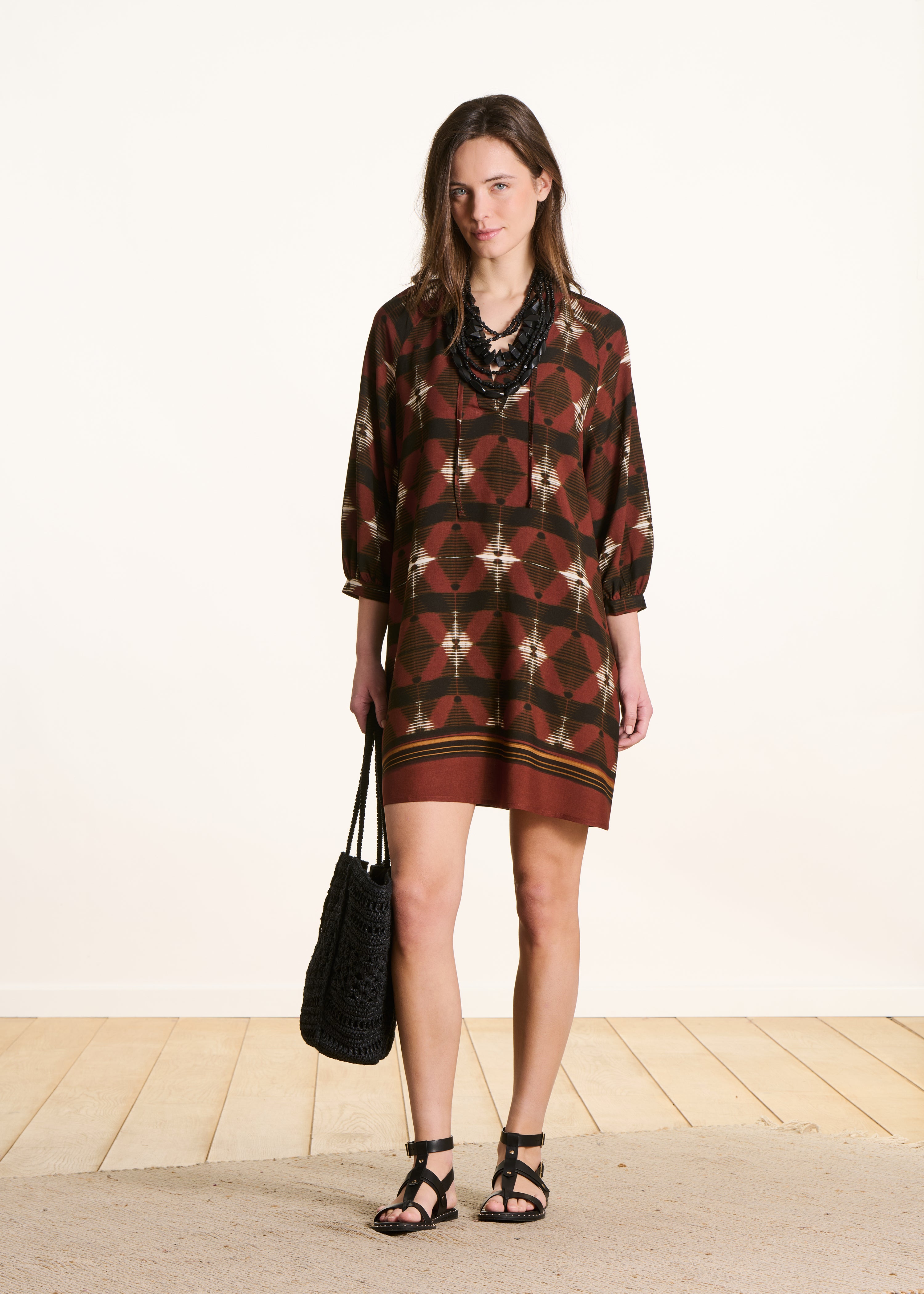 Robe courte marron à imprimé manches 3/4