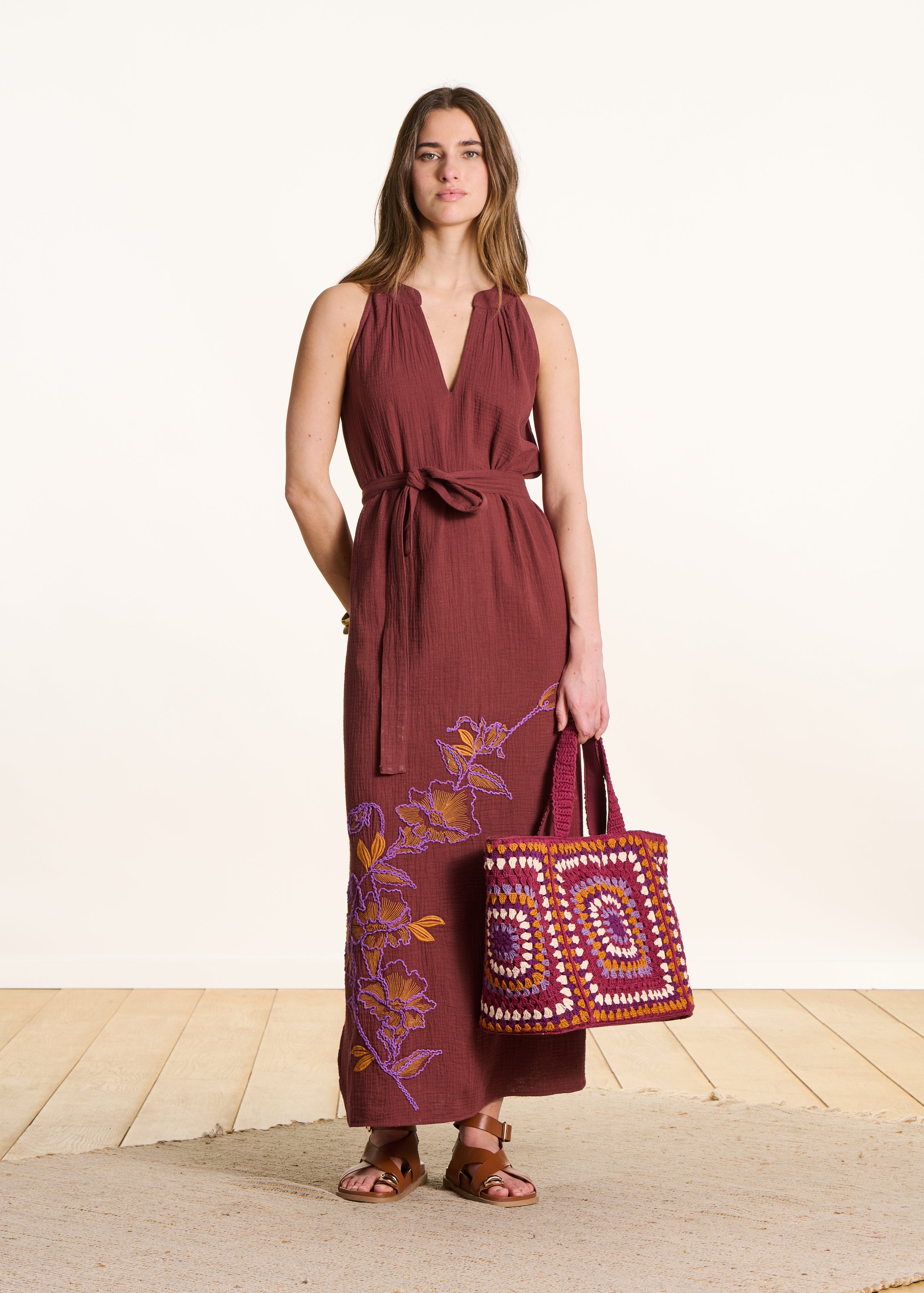 Long sleeveless dress in brown embroidered cotton gauze - La Fe Maraboute