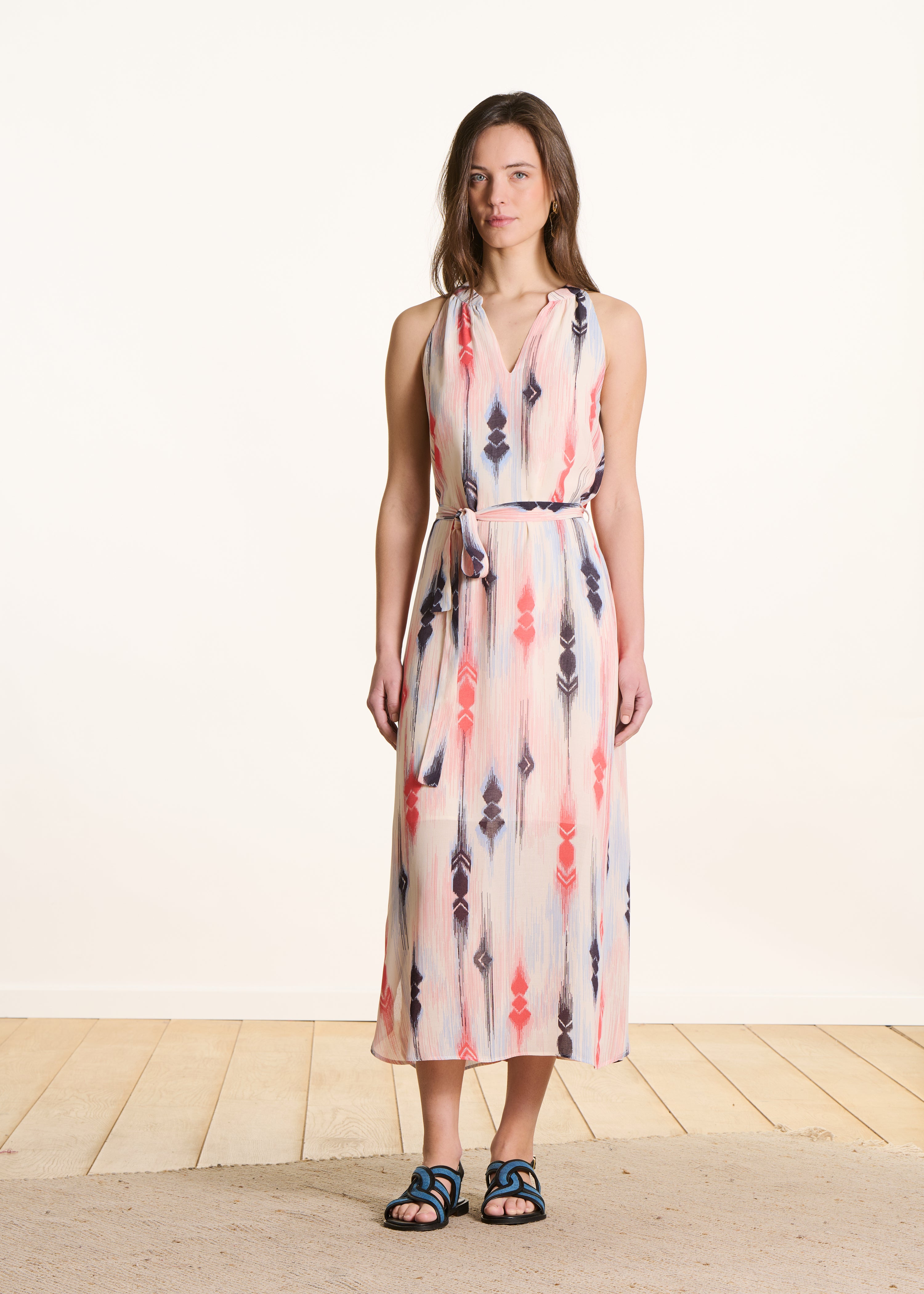 Vestido largo sin mangas con estampado rosa y azul
