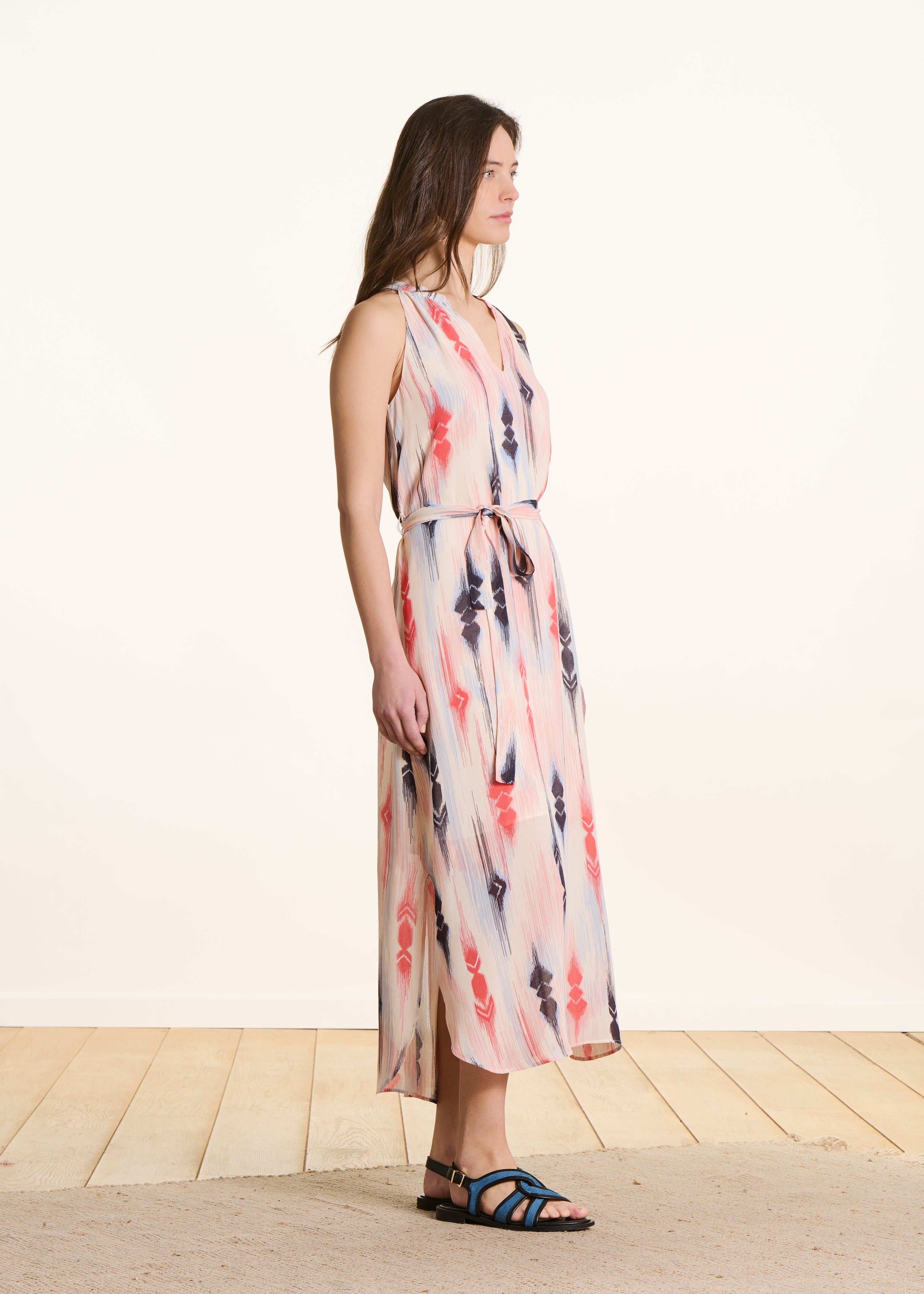 Vestido largo sin mangas con estampado rosa y azul