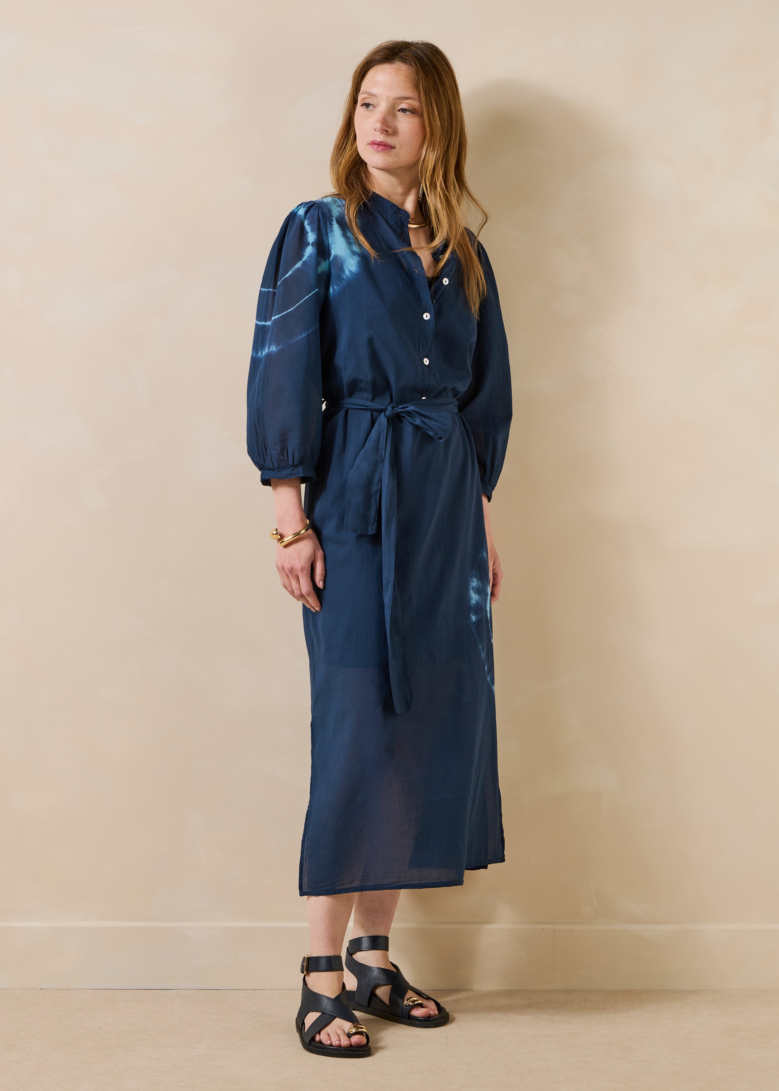 Robe midi en voile de coton bleu foncé imprimé tie & dye