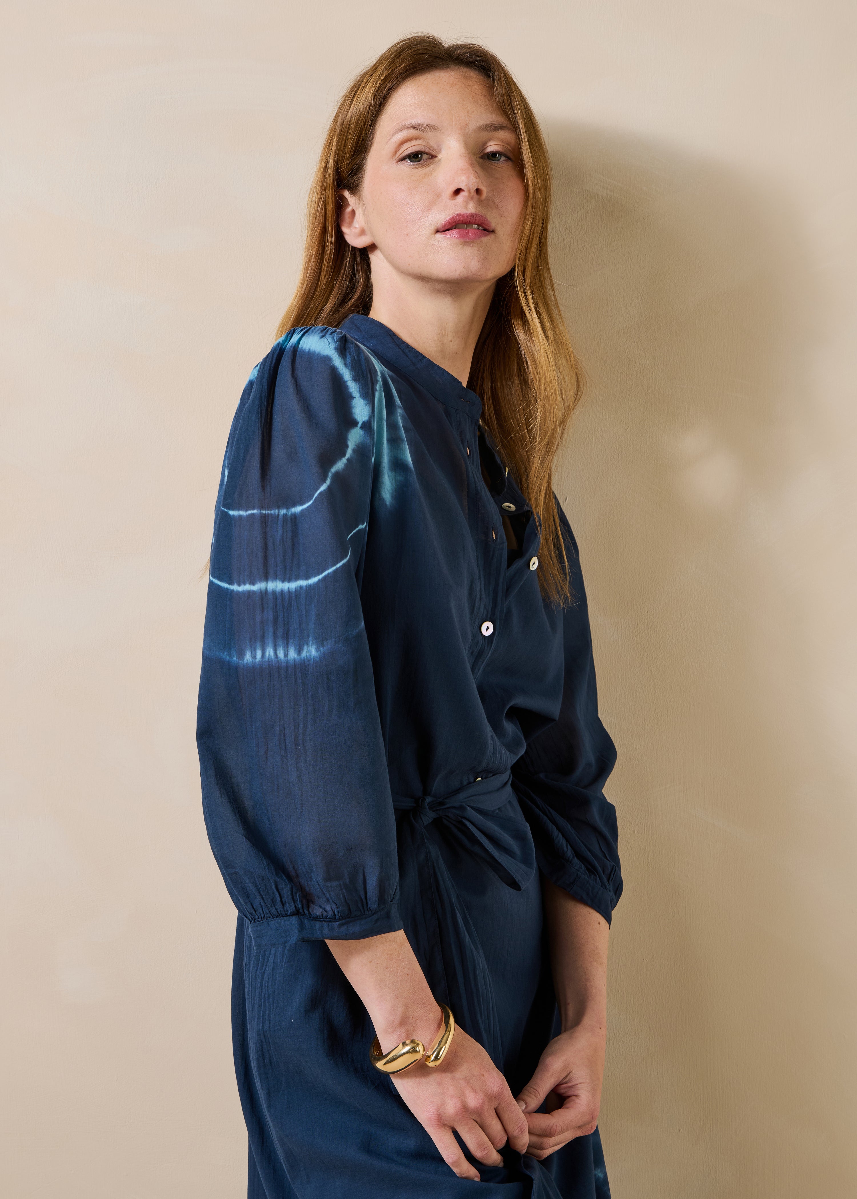 Robe midi en voile de coton bleu foncé imprimé tie & dye