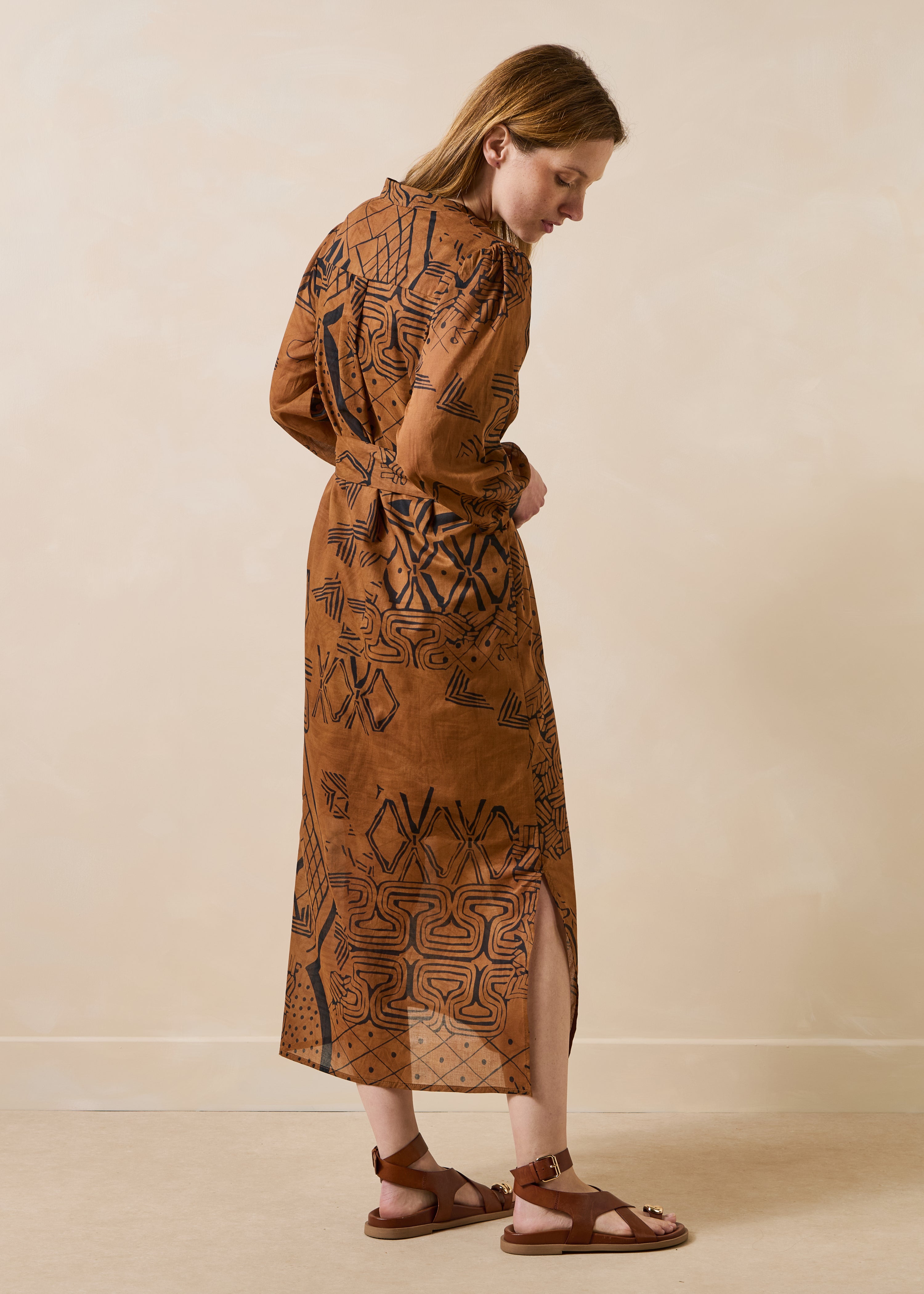 Abito midi in voile di cotone marrone stampato