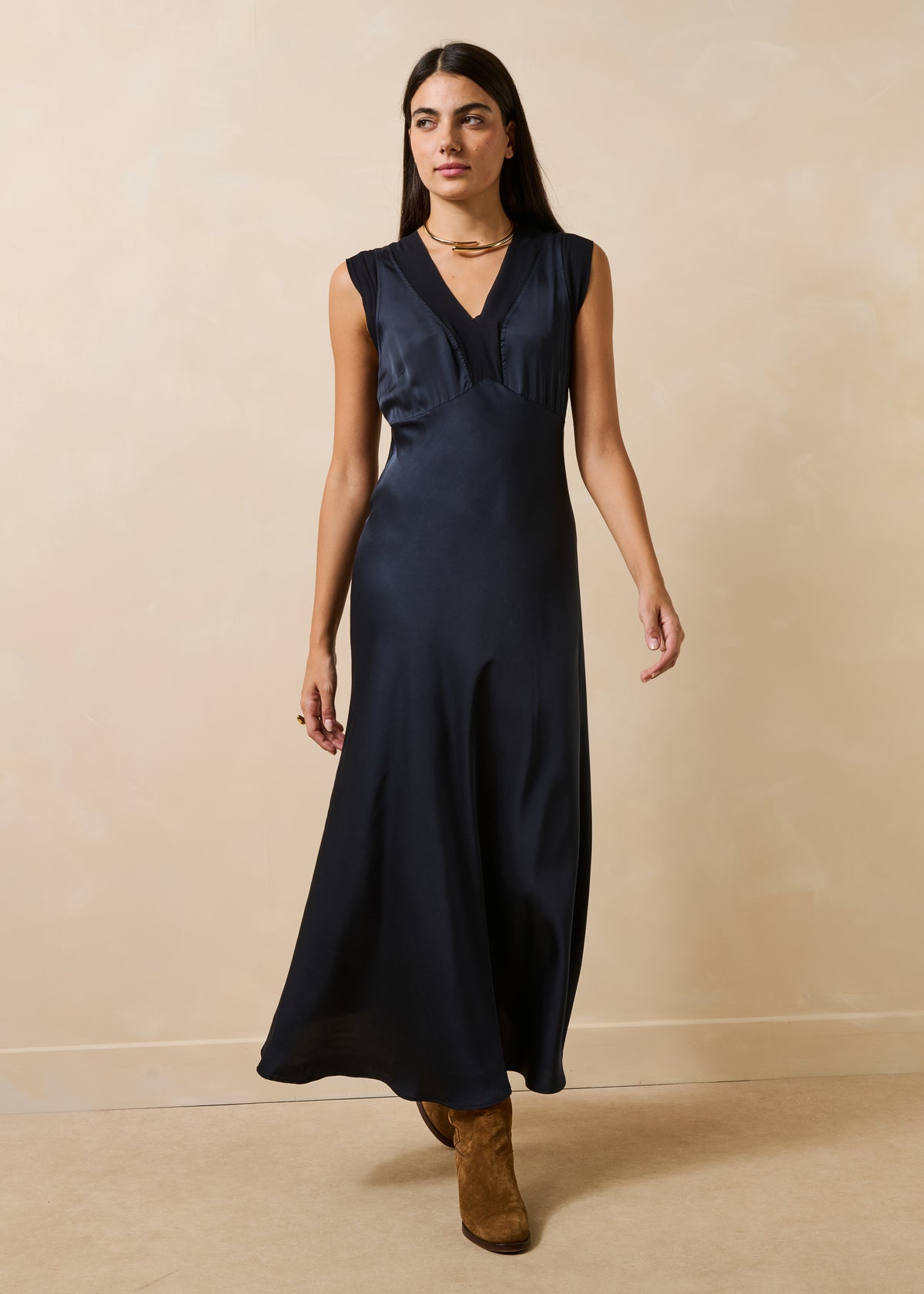 Vestido largo fluido de satén azul oscuro sin mangas