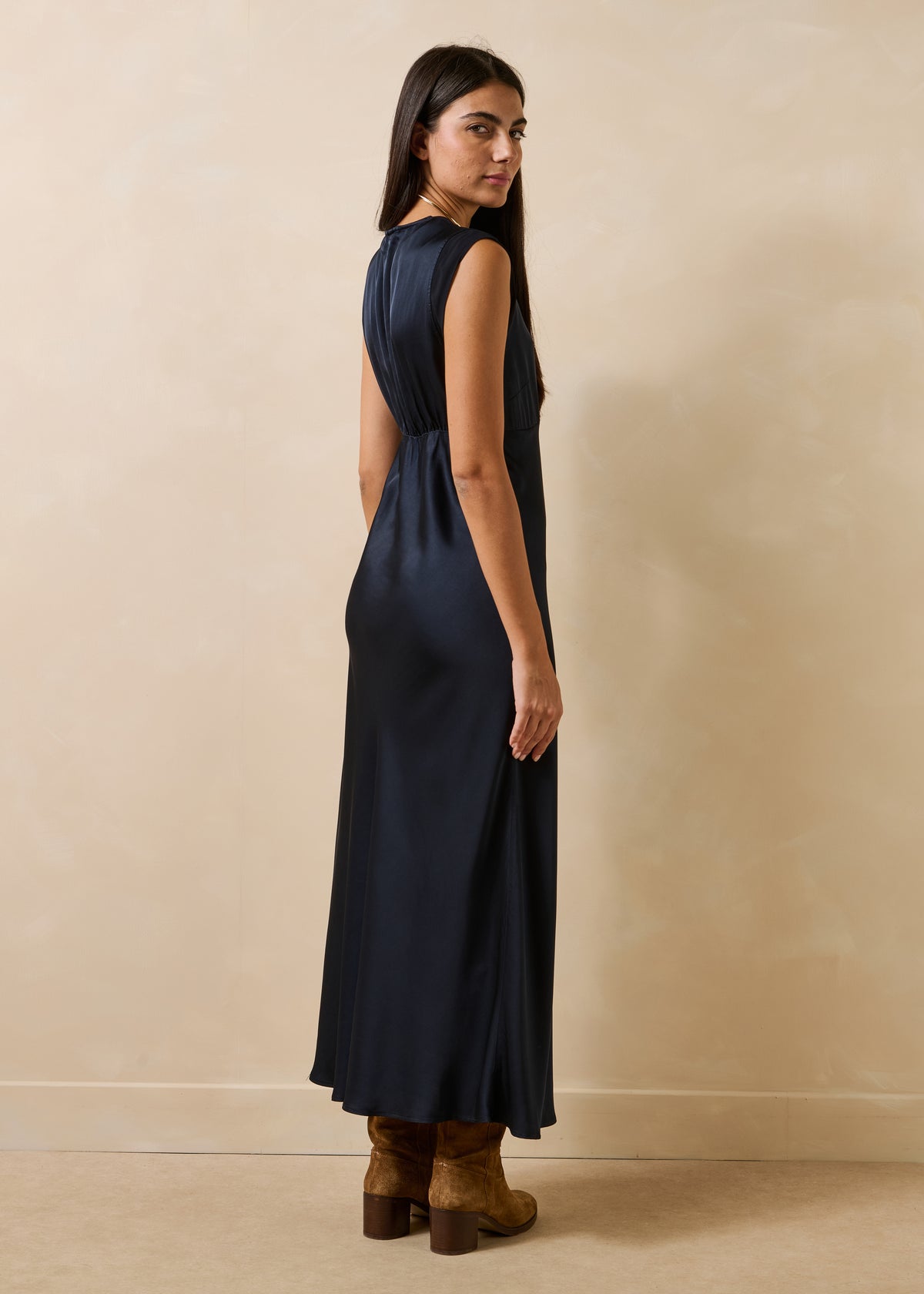 Vestido largo fluido de satén azul oscuro sin mangas