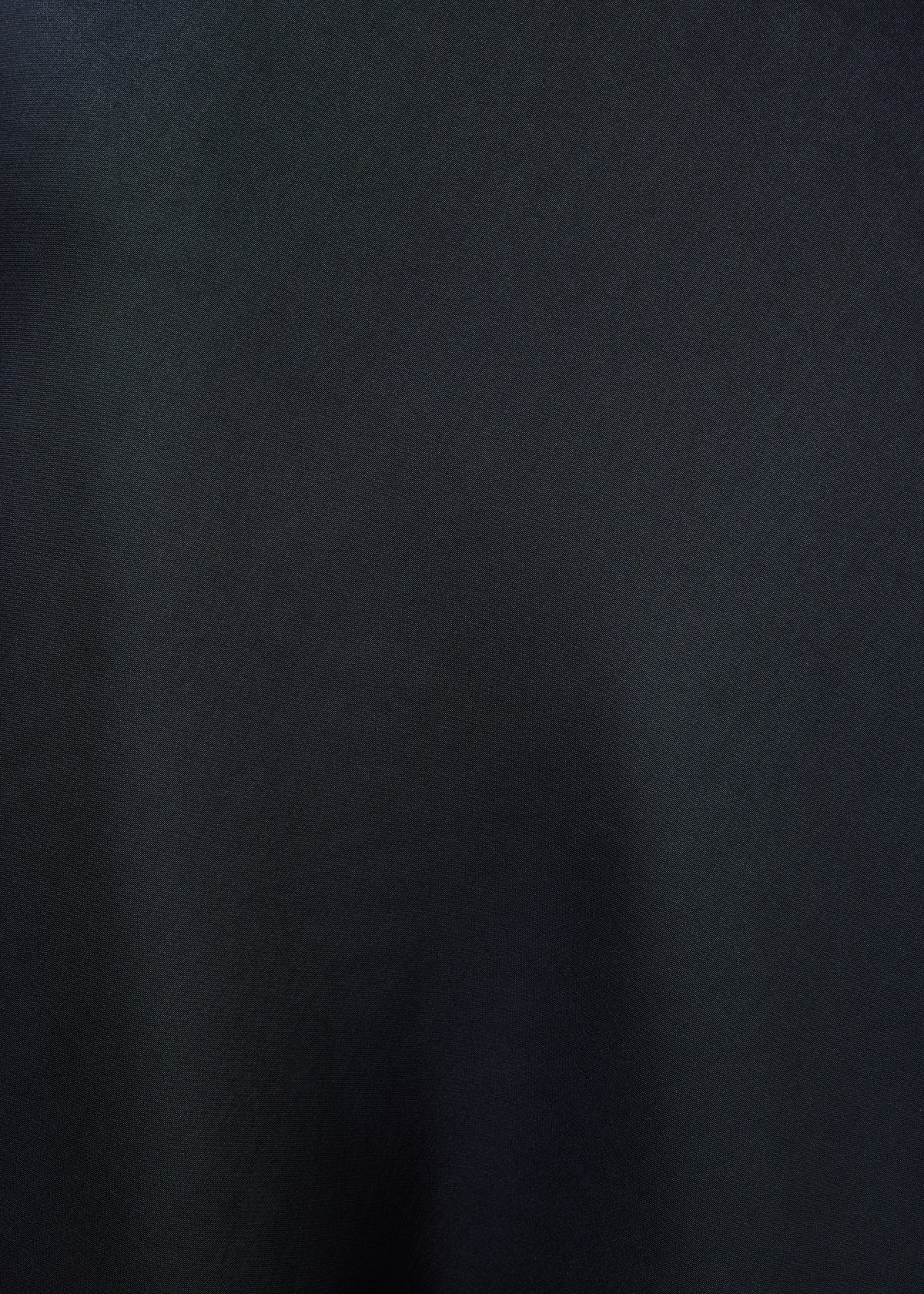 Vestido largo fluido de satén azul oscuro sin mangas