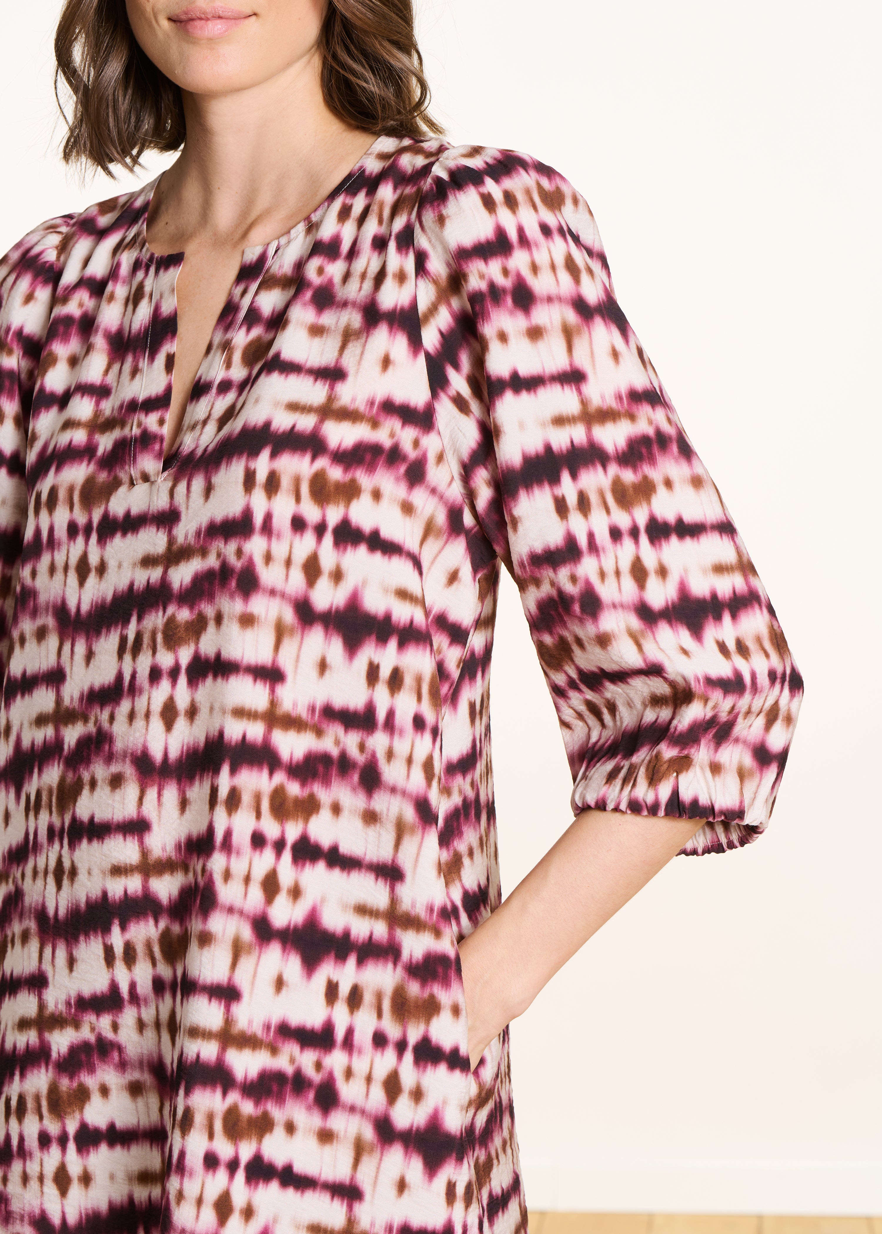 Short dress with burgundy tie & dye print