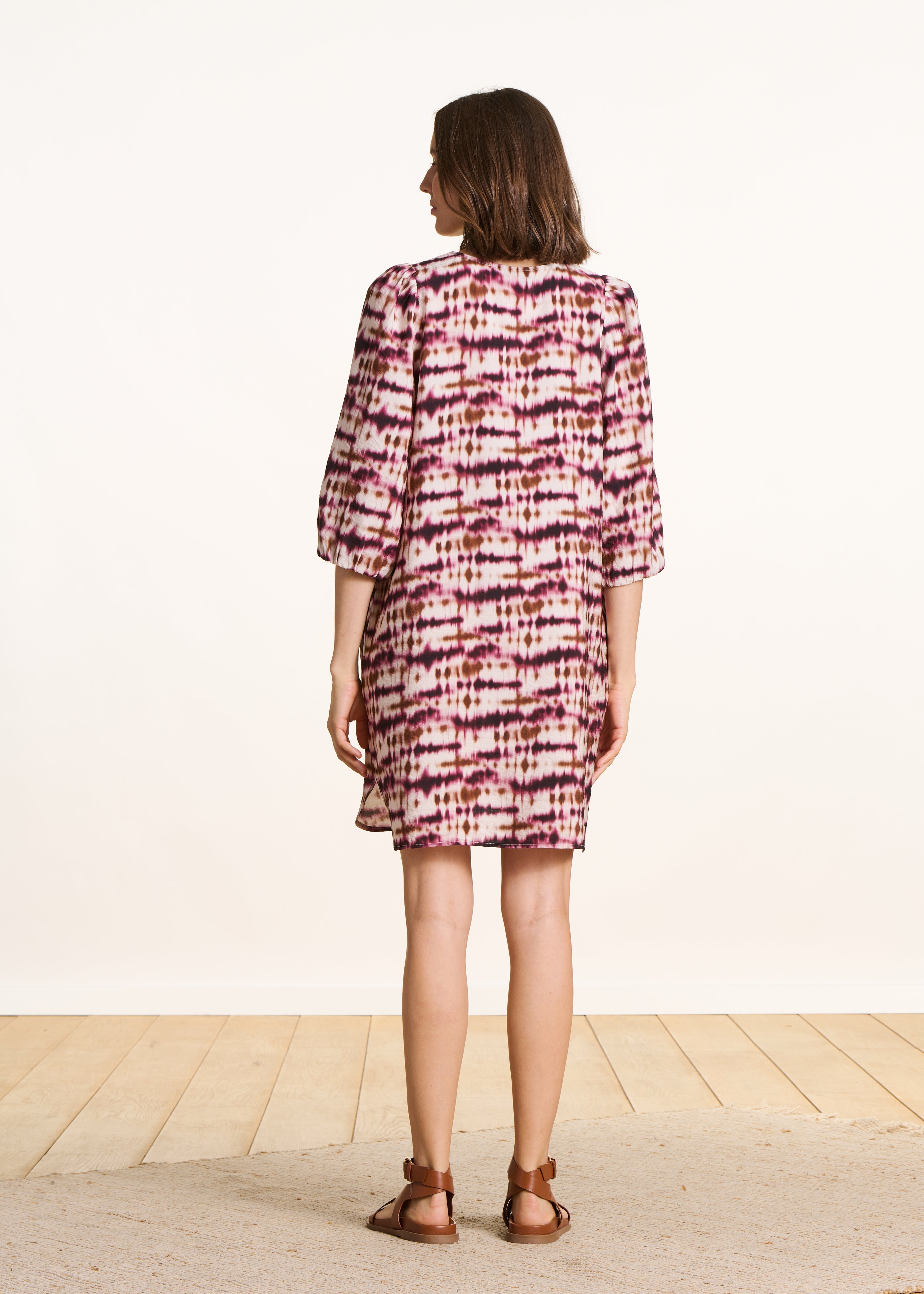 Short dress with burgundy tie & dye print