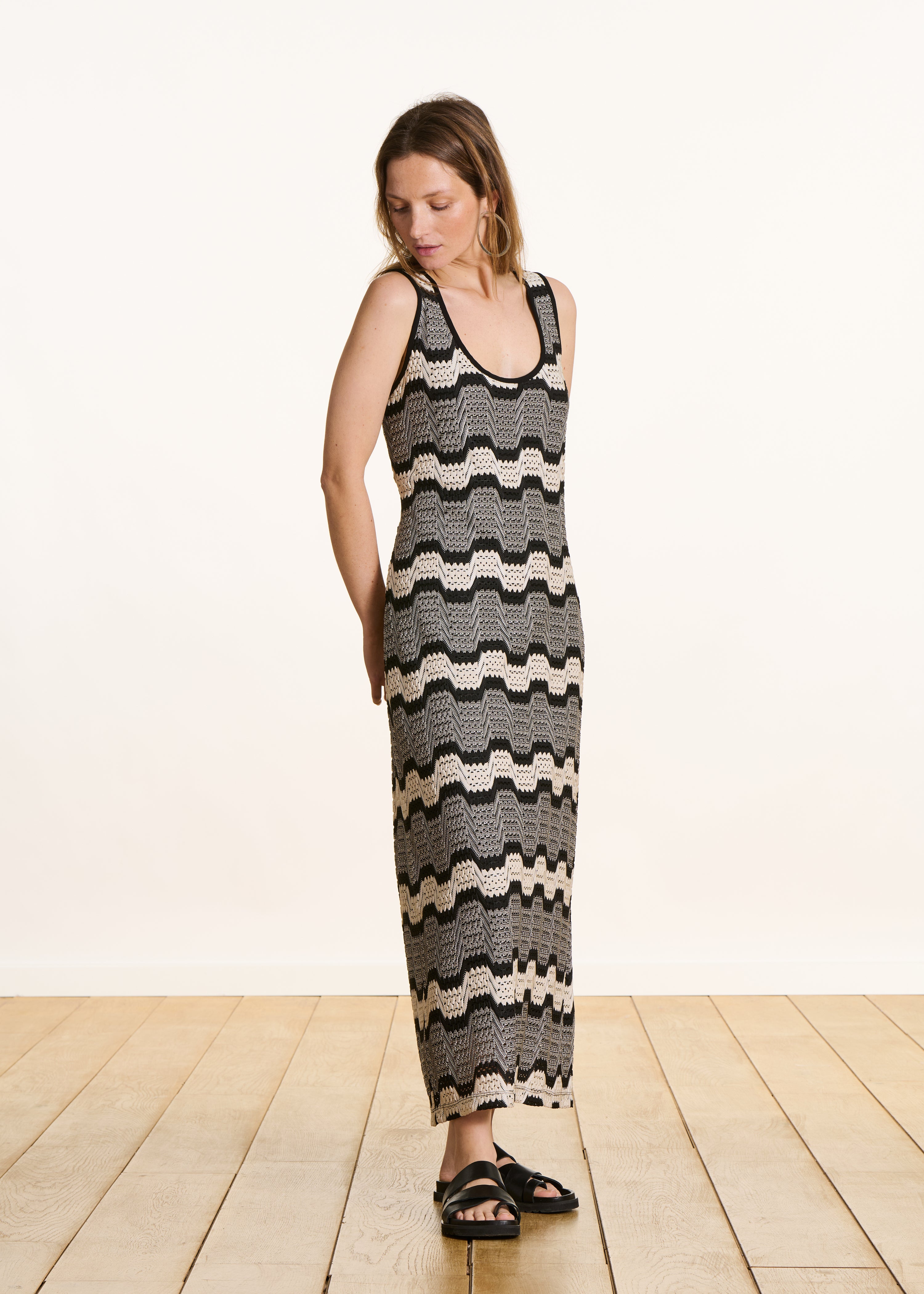 Schwarzes ärmelloses langes Häkelkleid