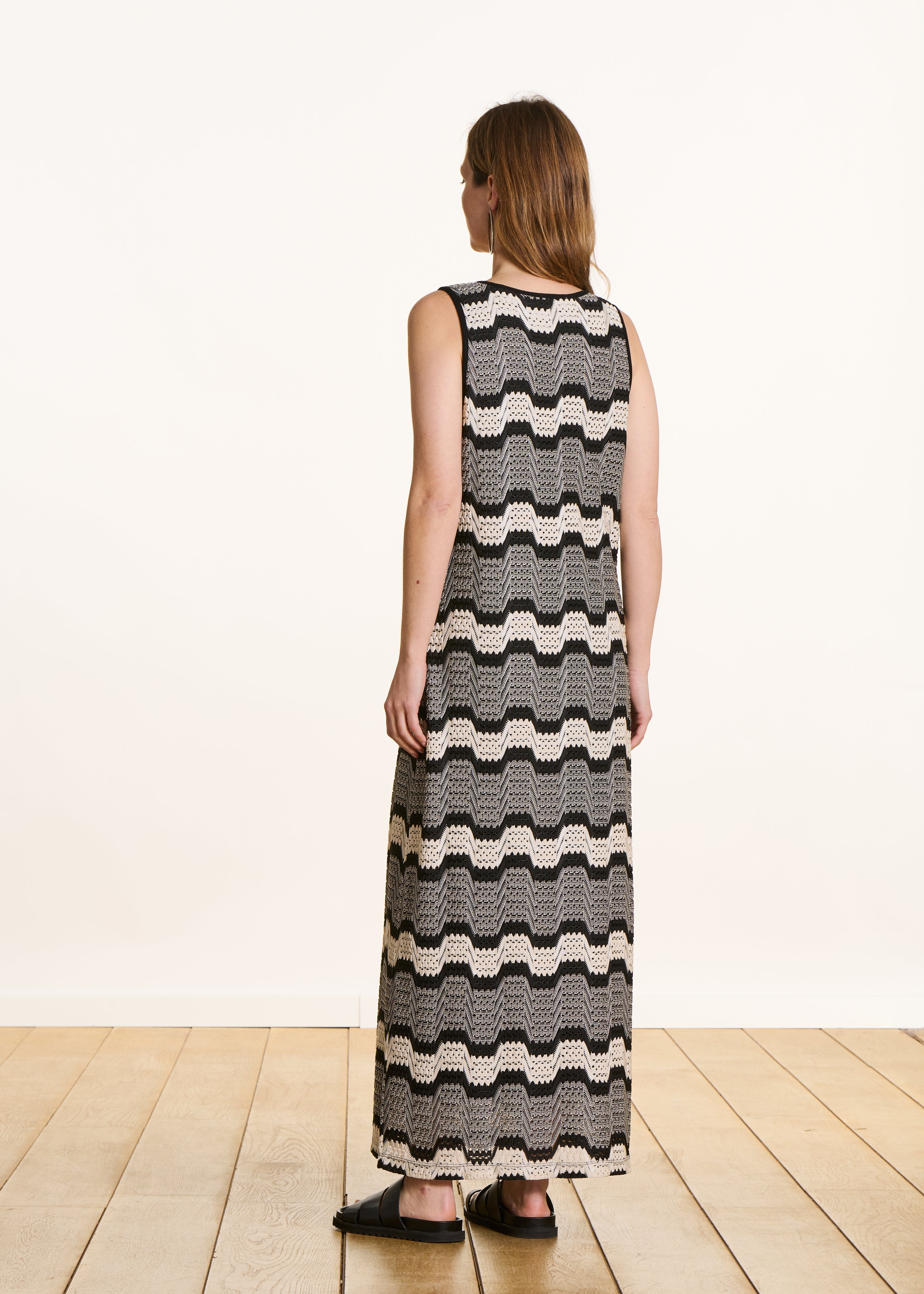 Schwarzes ärmelloses langes Häkelkleid