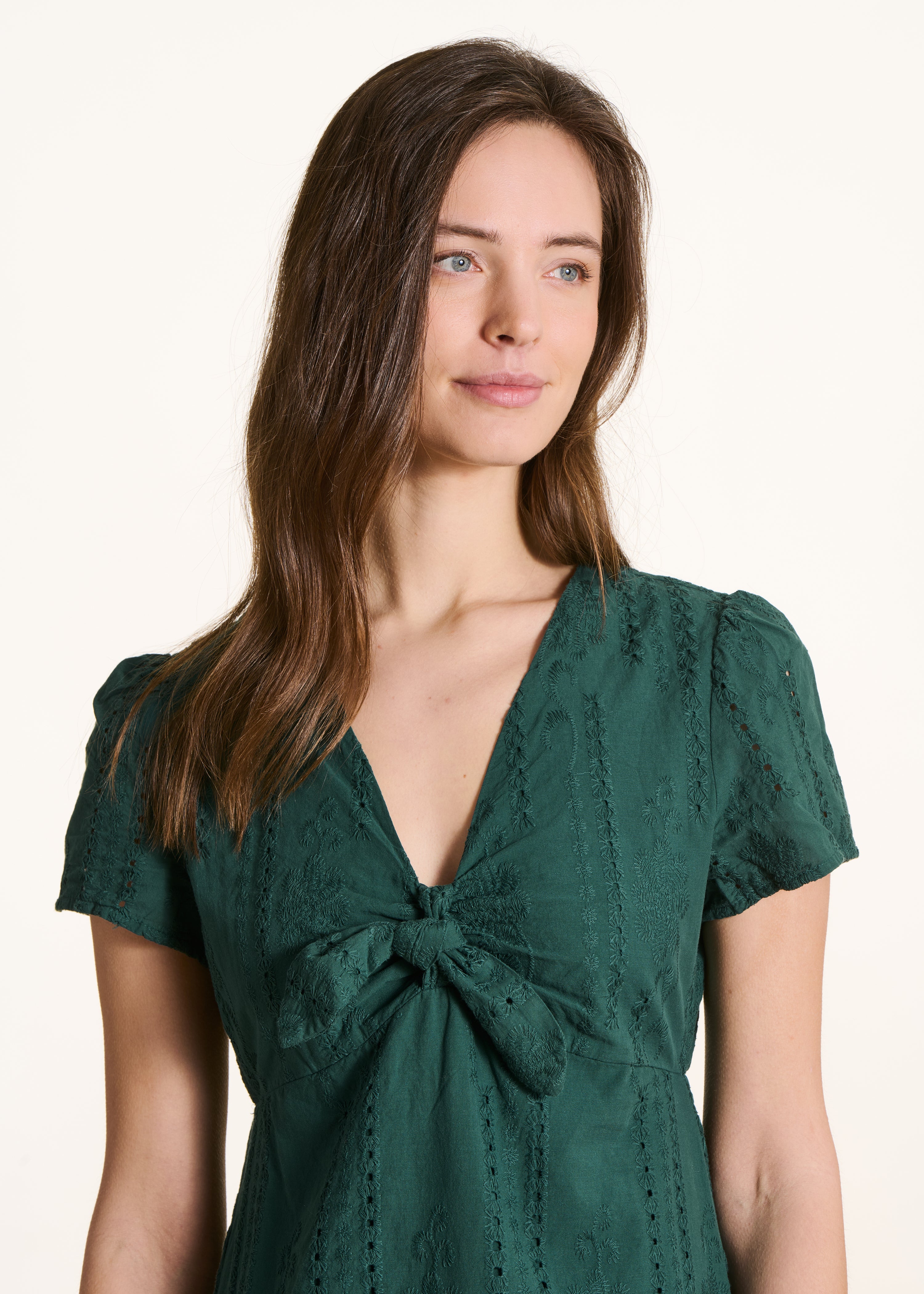 Vestido midi verde oscuro en bordado inglés