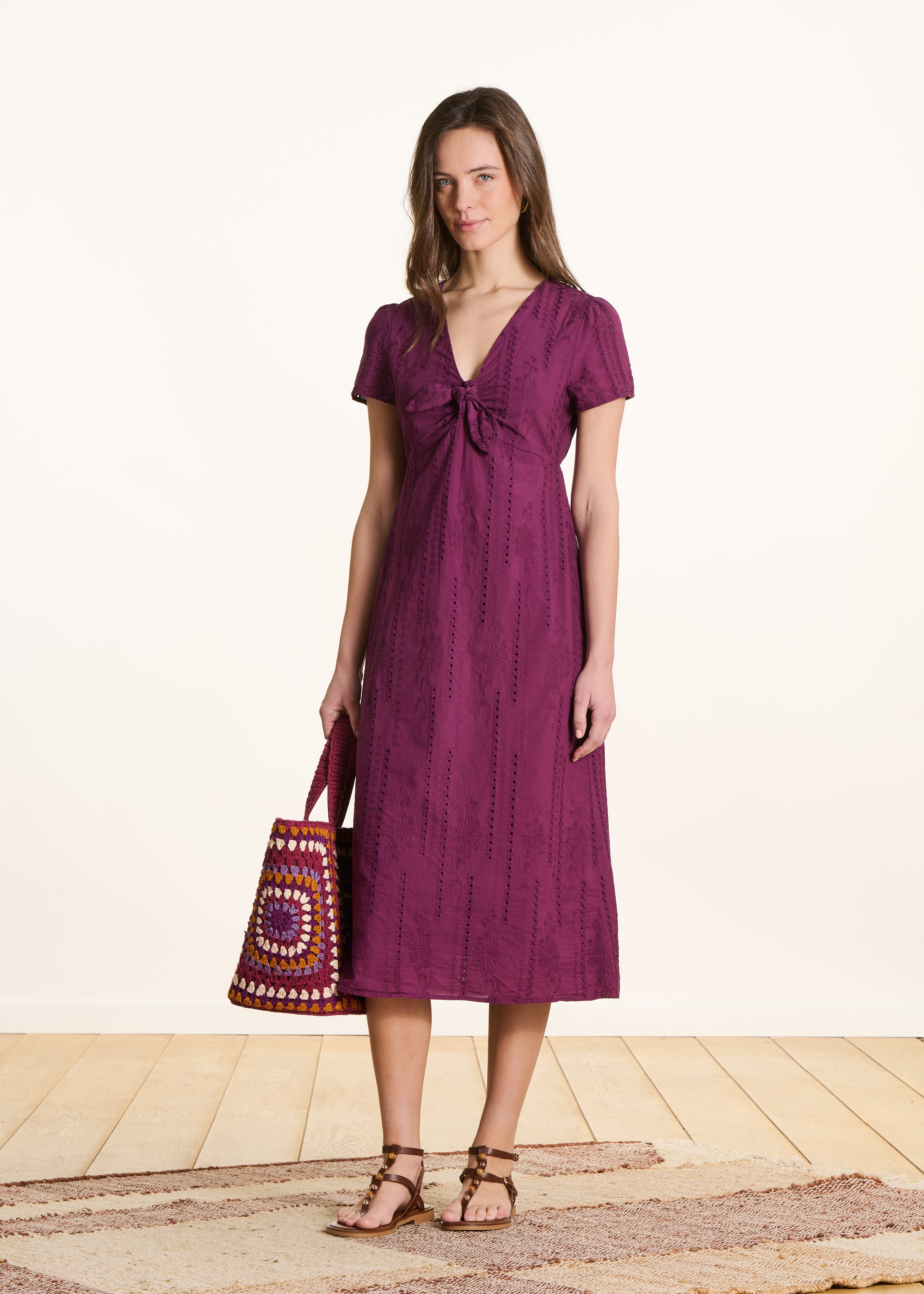 Midi-jurk in paarse broderie anglaise