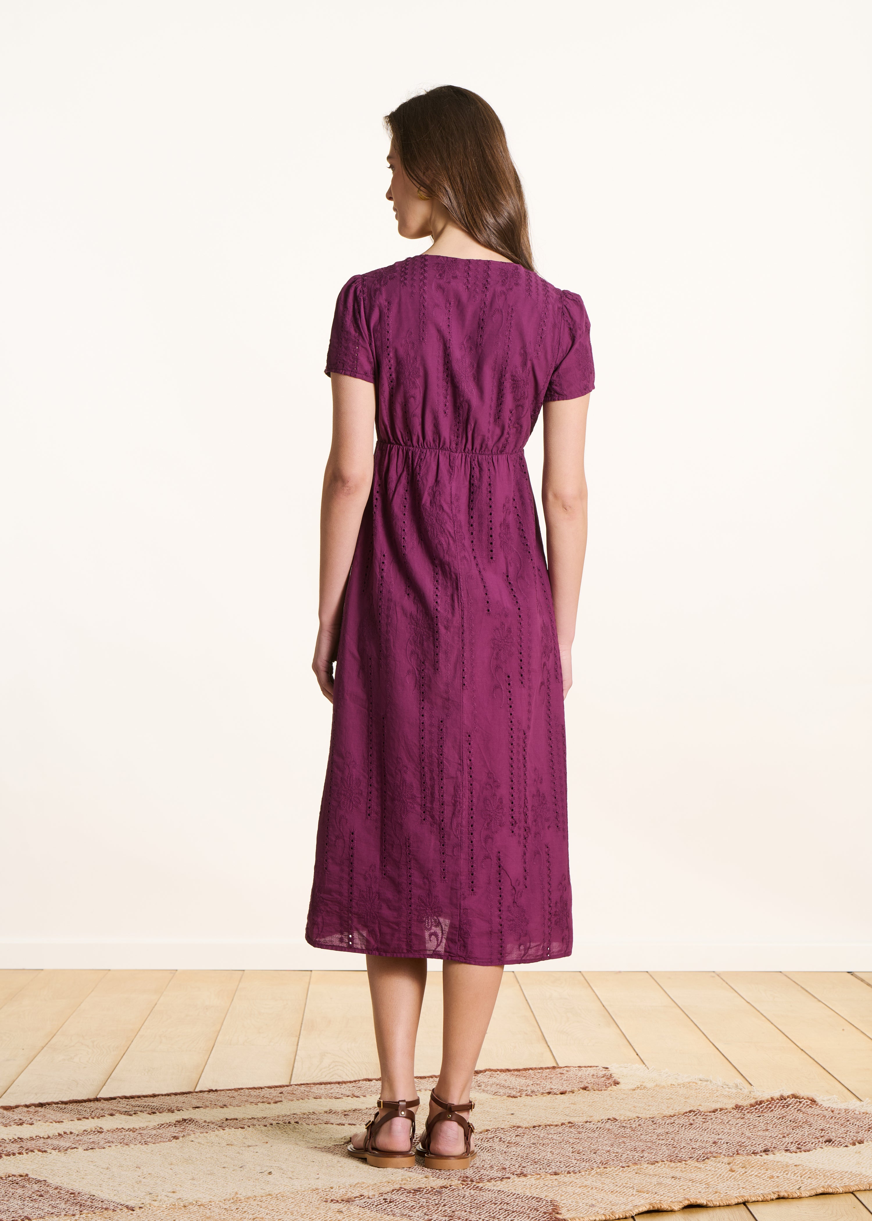 Midi-jurk in paarse broderie anglaise