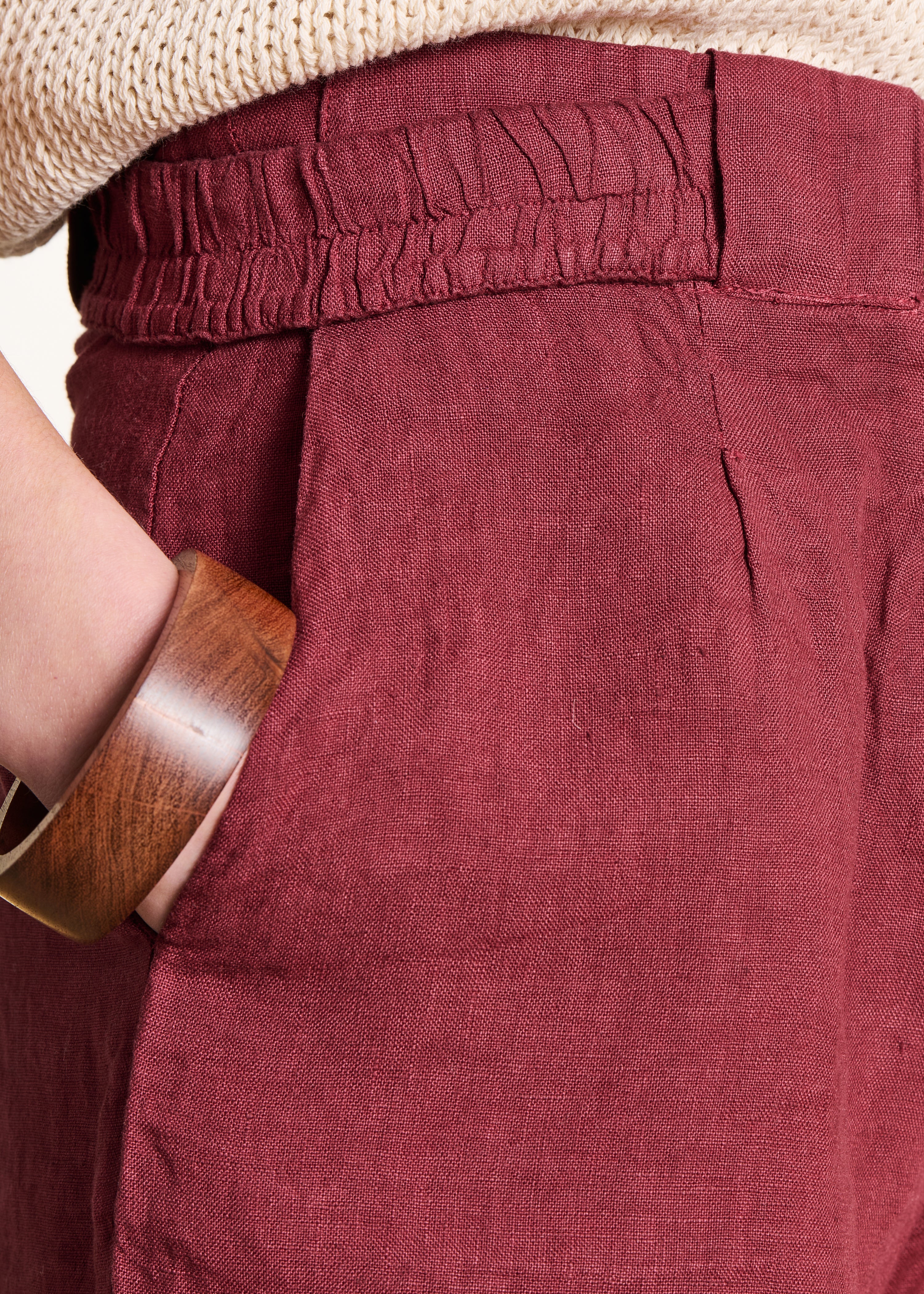Short wide-legged linen shorts in burgundy