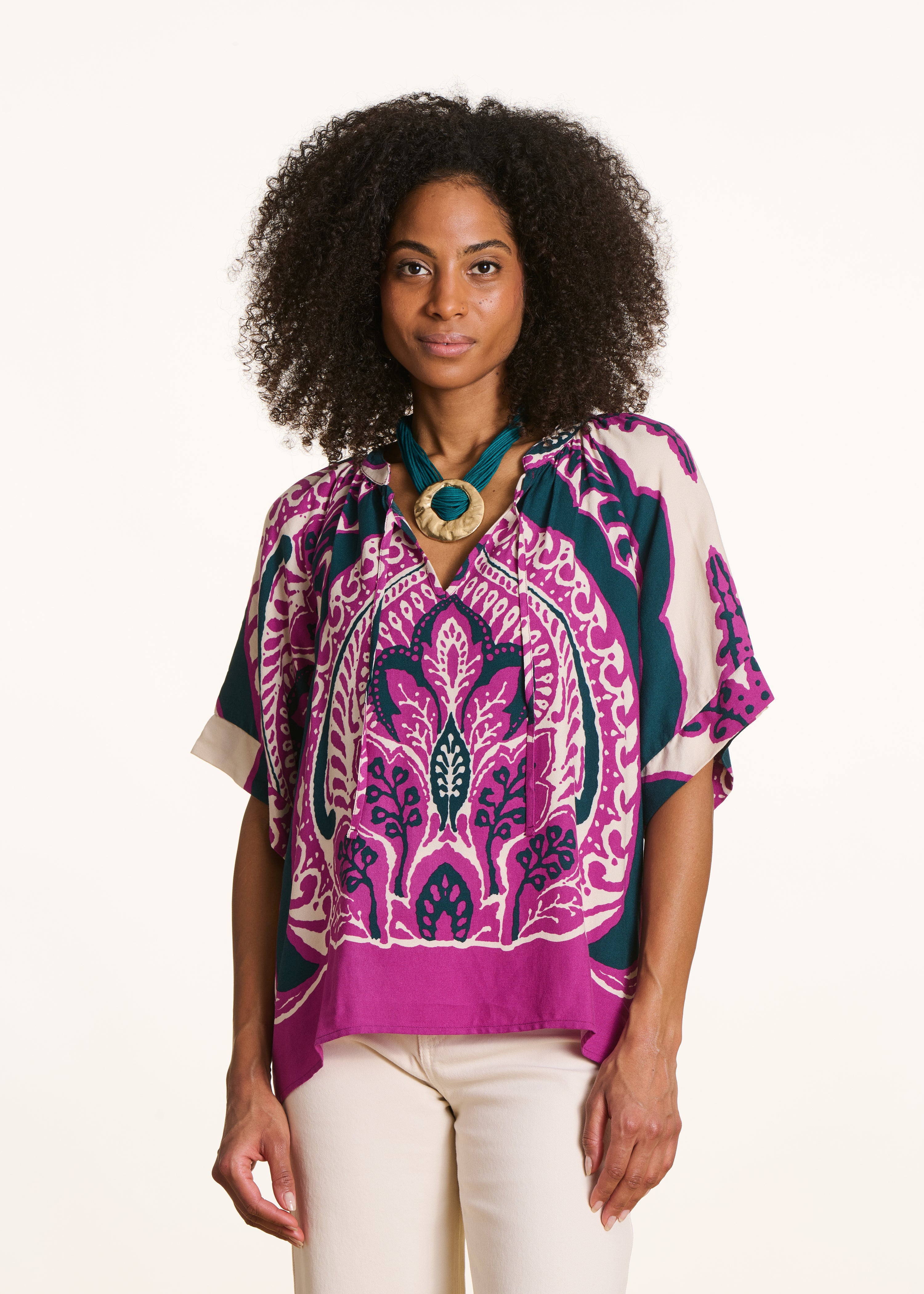 Top amplo com estampado violeta e mangas curtas