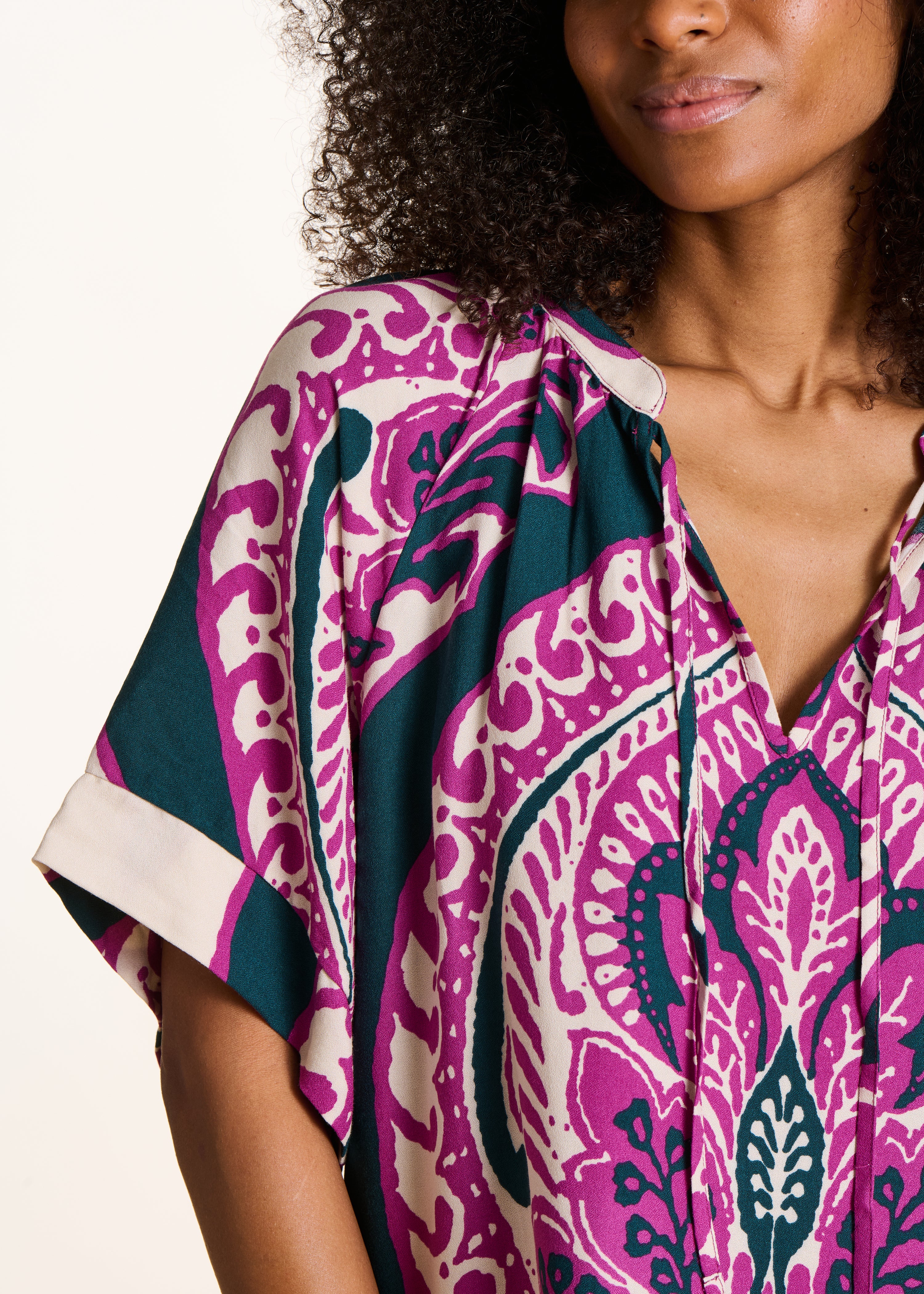 Top amplo com estampado violeta e mangas curtas