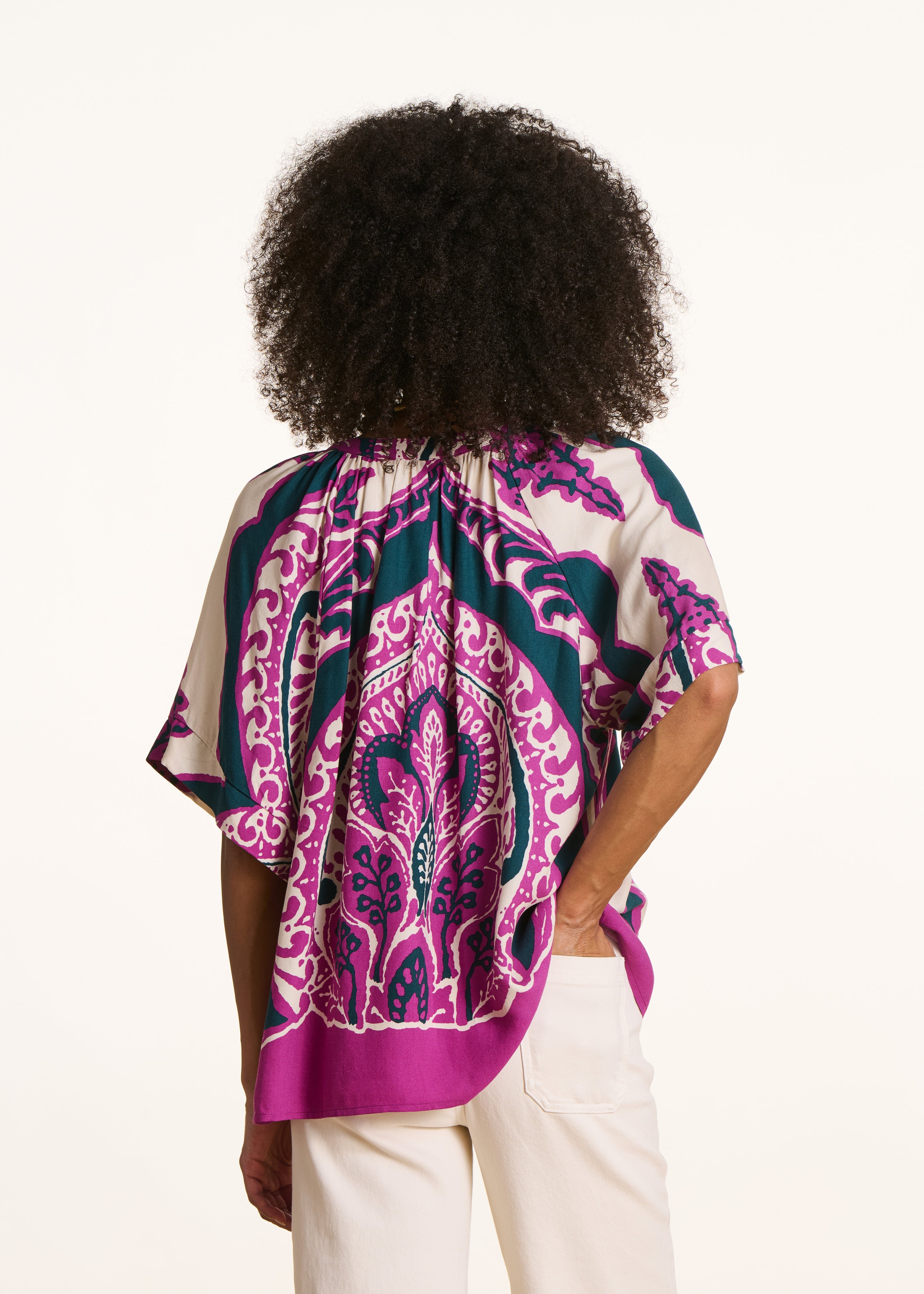 Top amplo com estampado violeta e mangas curtas